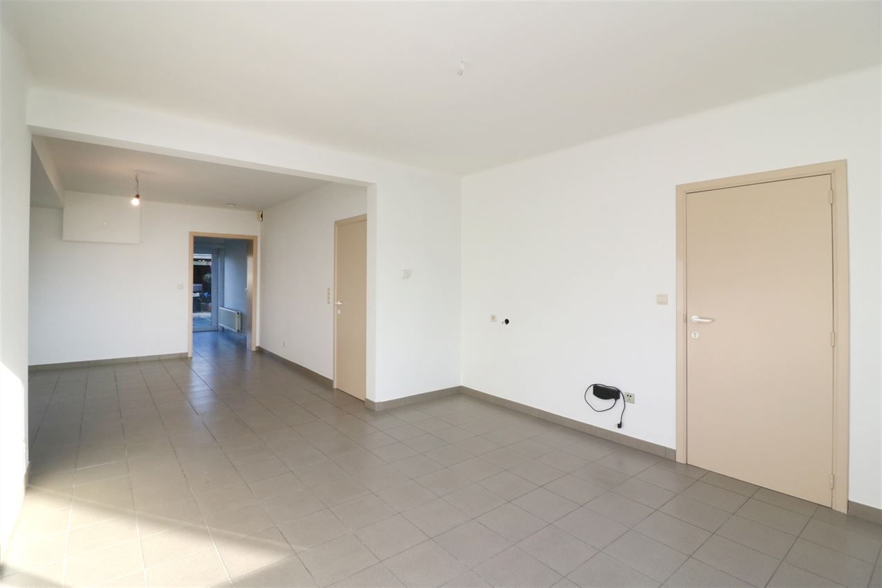 Woning met 2 slpk, terras, autostaanplaats onder de carport foto 3