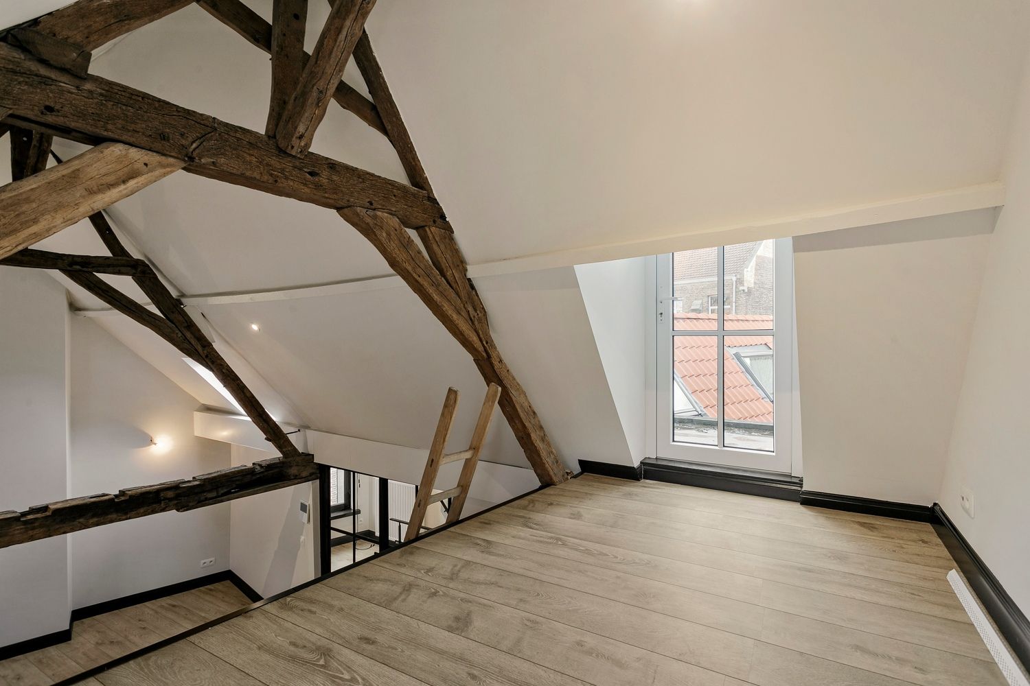 Prachtig gerenoveerde 2 slaapkamer hoekwoning in het centrum van Brugge foto 19