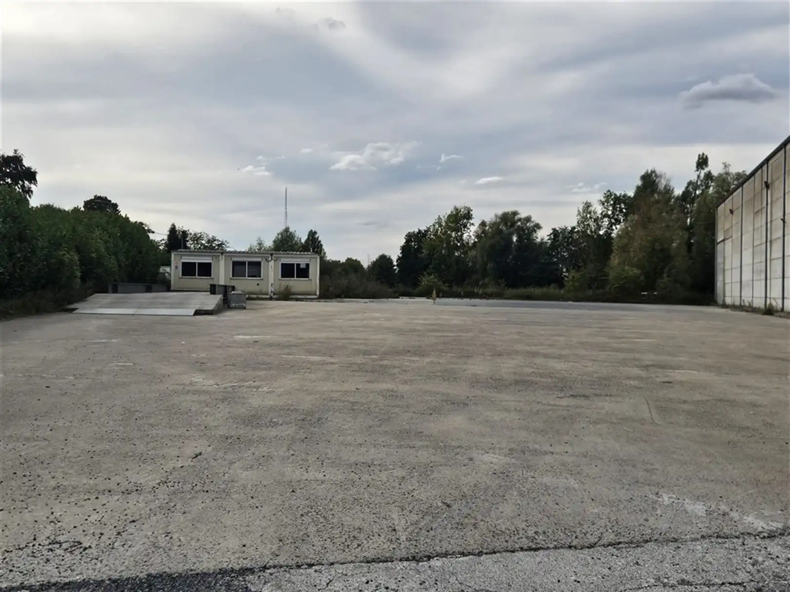 Magazijn met rolbrug en verhard terrein foto 7