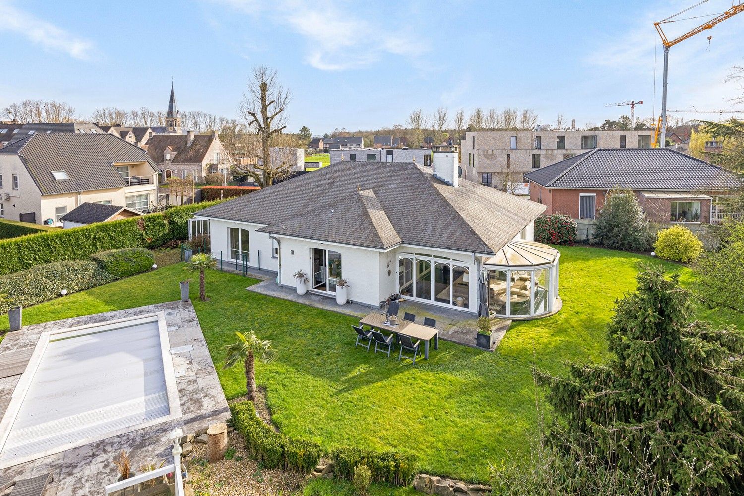 Luxueuze gelijkvloerse villa met zwembad en poolhouse op een riant perceel van 3.234 m² foto {{pictureIndex}}