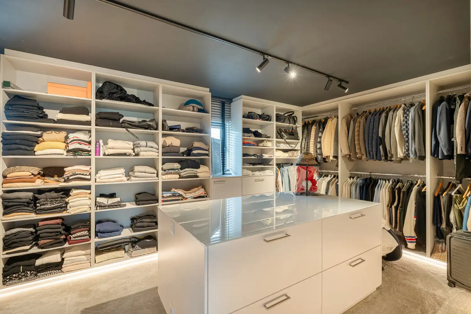 Exclusieve recente villa met verwarmd zwembad, vier garages en inclusief bouwgrond van 10a in een groene omgeving foto 31