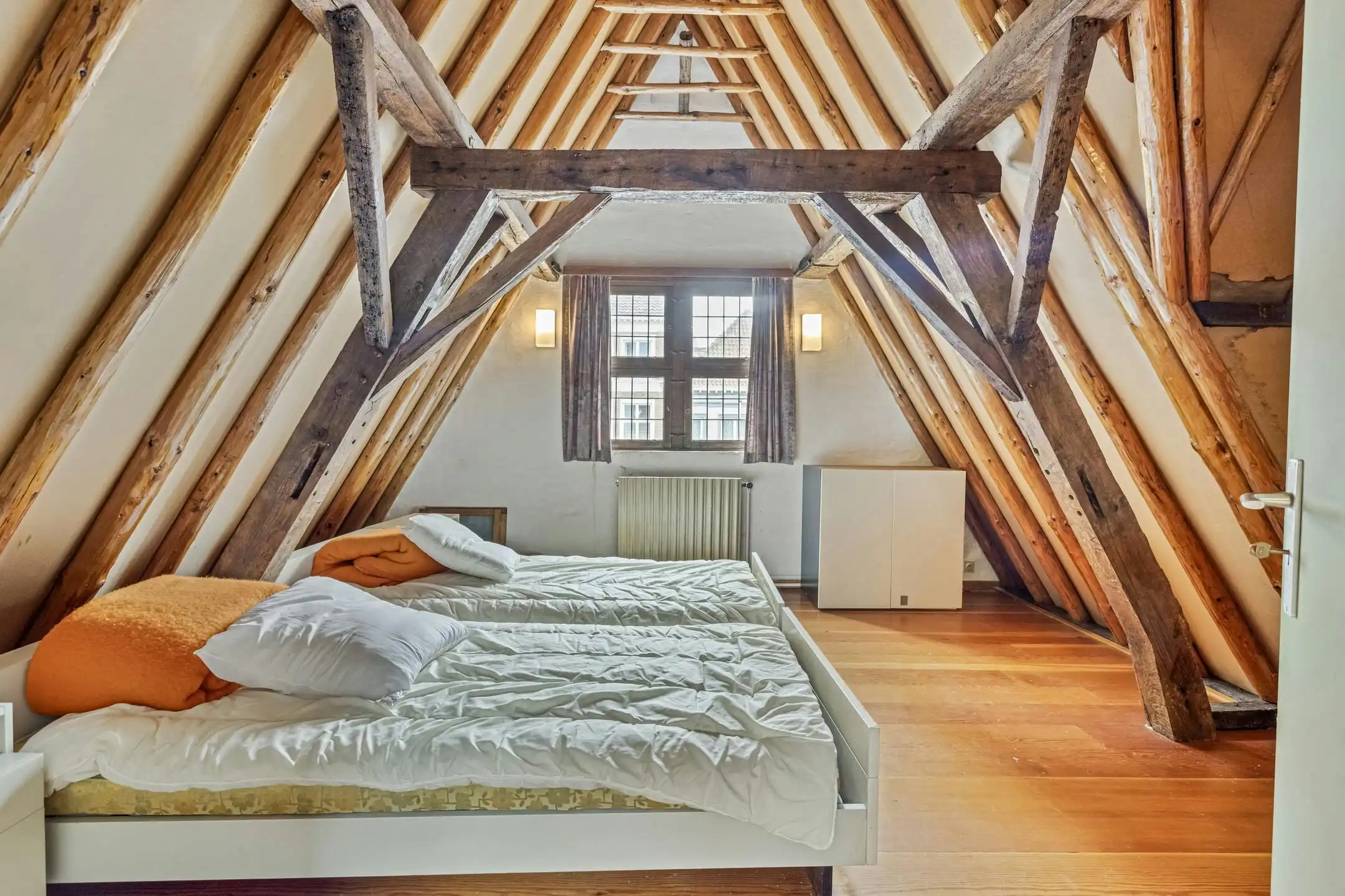 Karaktervol herenhuis met houten gevel te koop in Brugge foto 4