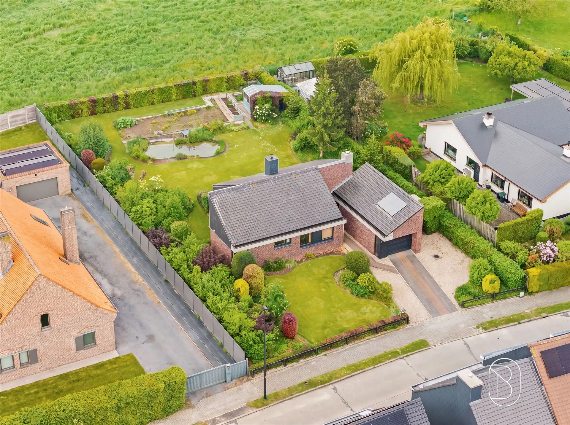 Mooi gelegen karaktervolle villa met tuin! foto 3