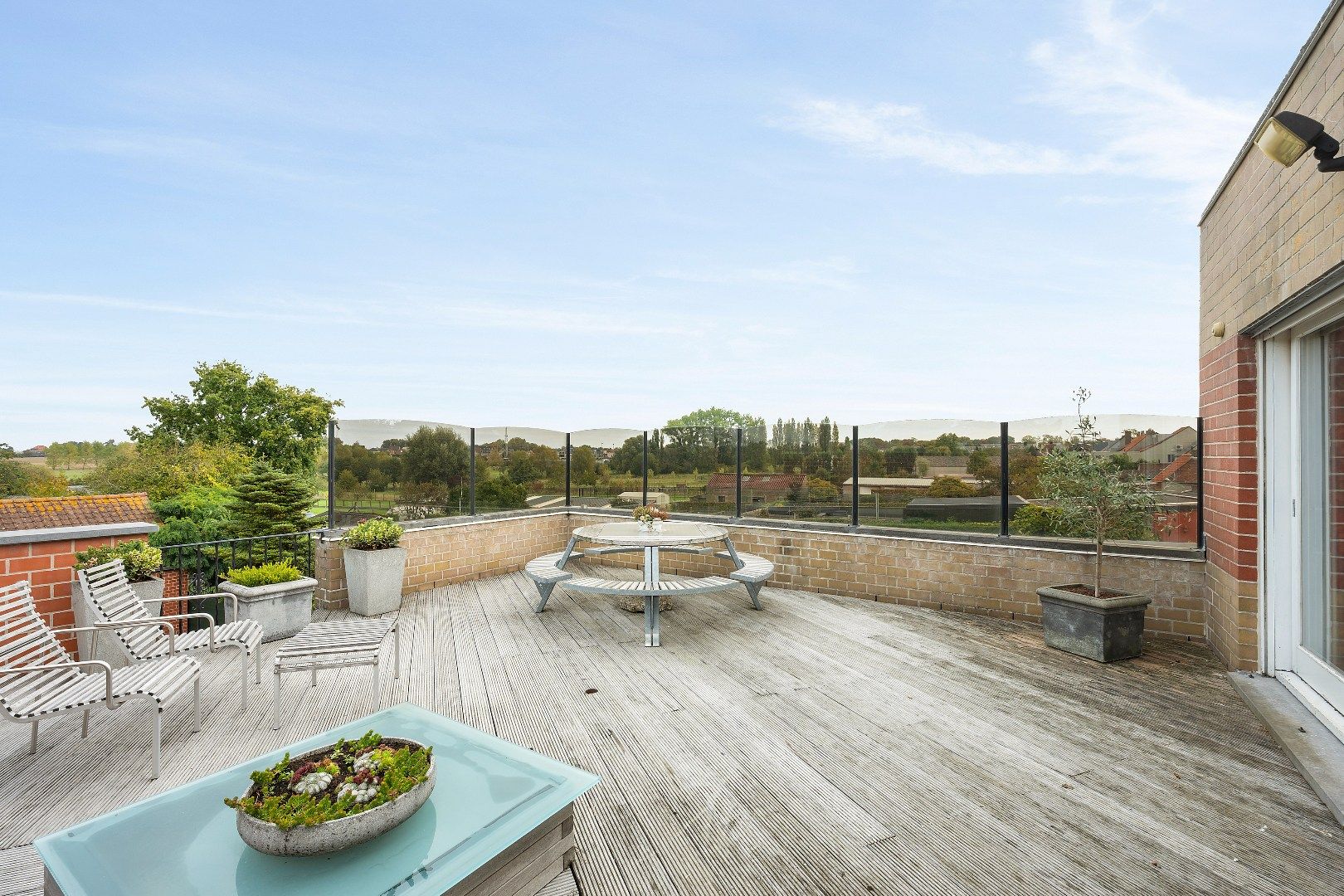 COMMERCIËLE HANDELSWOONST MET 3 SLPKS, GROTE GARAGE EN GUNSTIG EPC foto 5