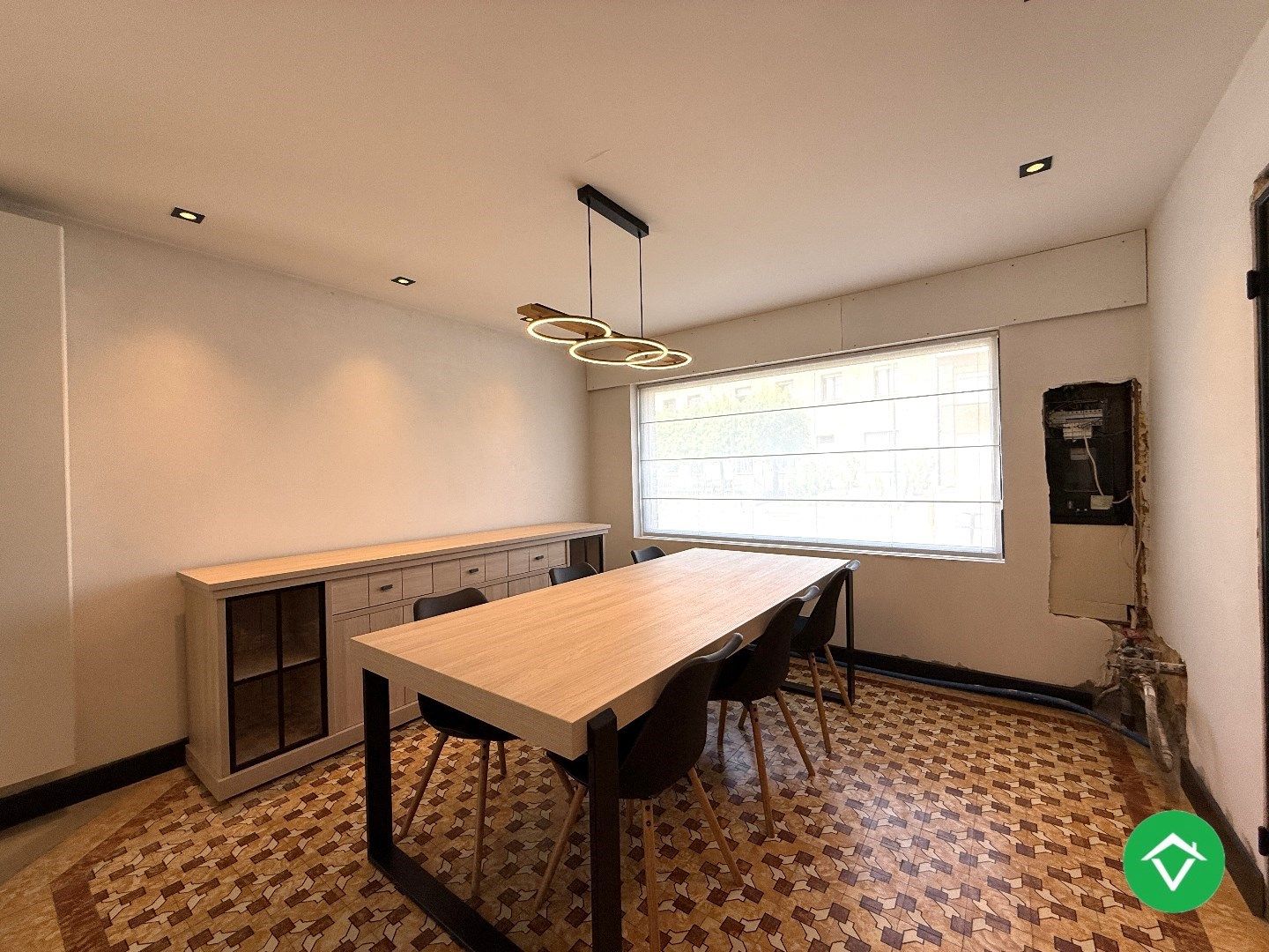 Charmante woning met twee slaapkamers, diepe tuin en ruime garage foto 3