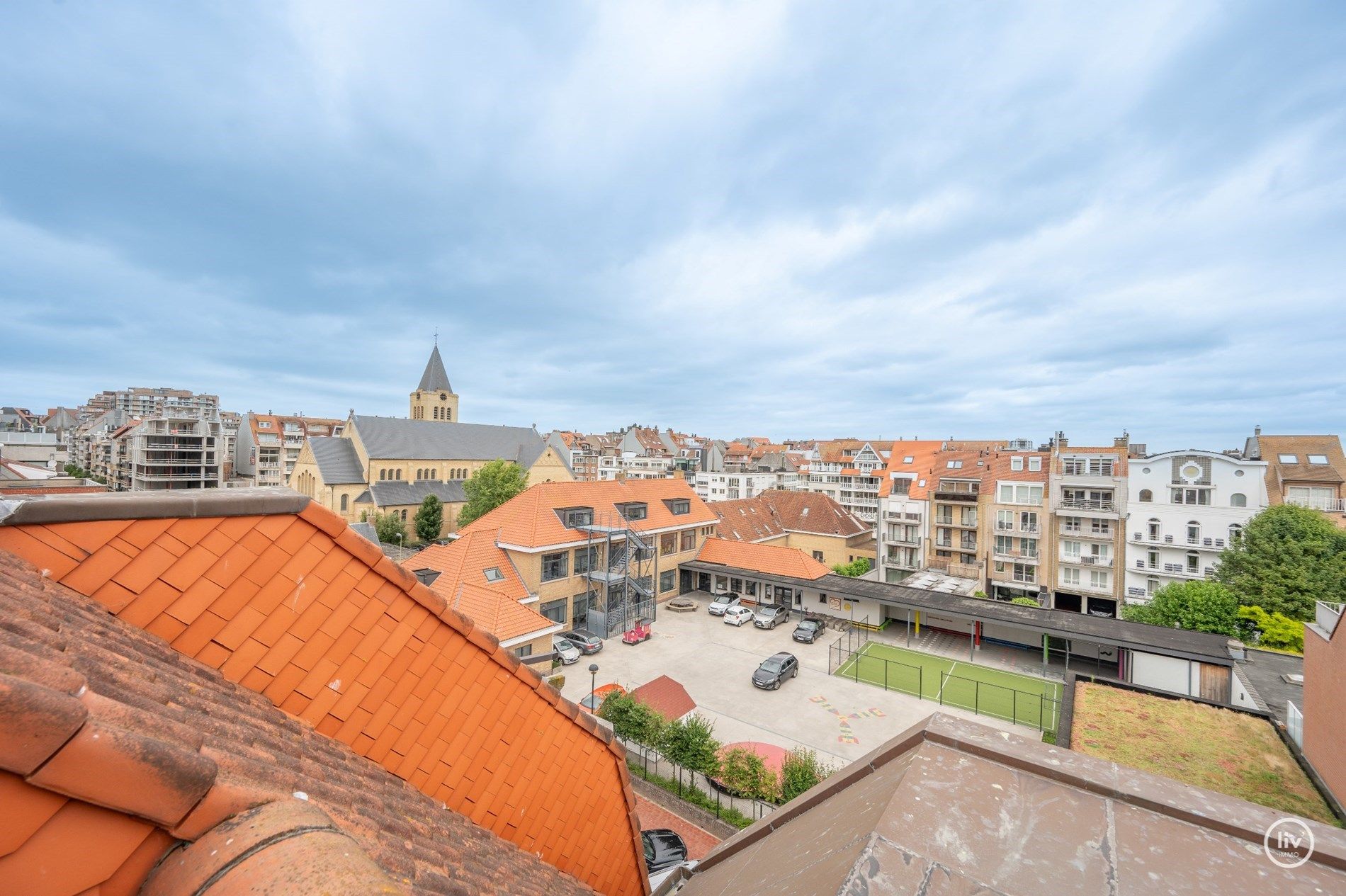 Lichtrijk zuidgerichte duplex met 3 slaapkamers en een open zicht op enkele meters van het strand en de winkelstraten.  foto 20