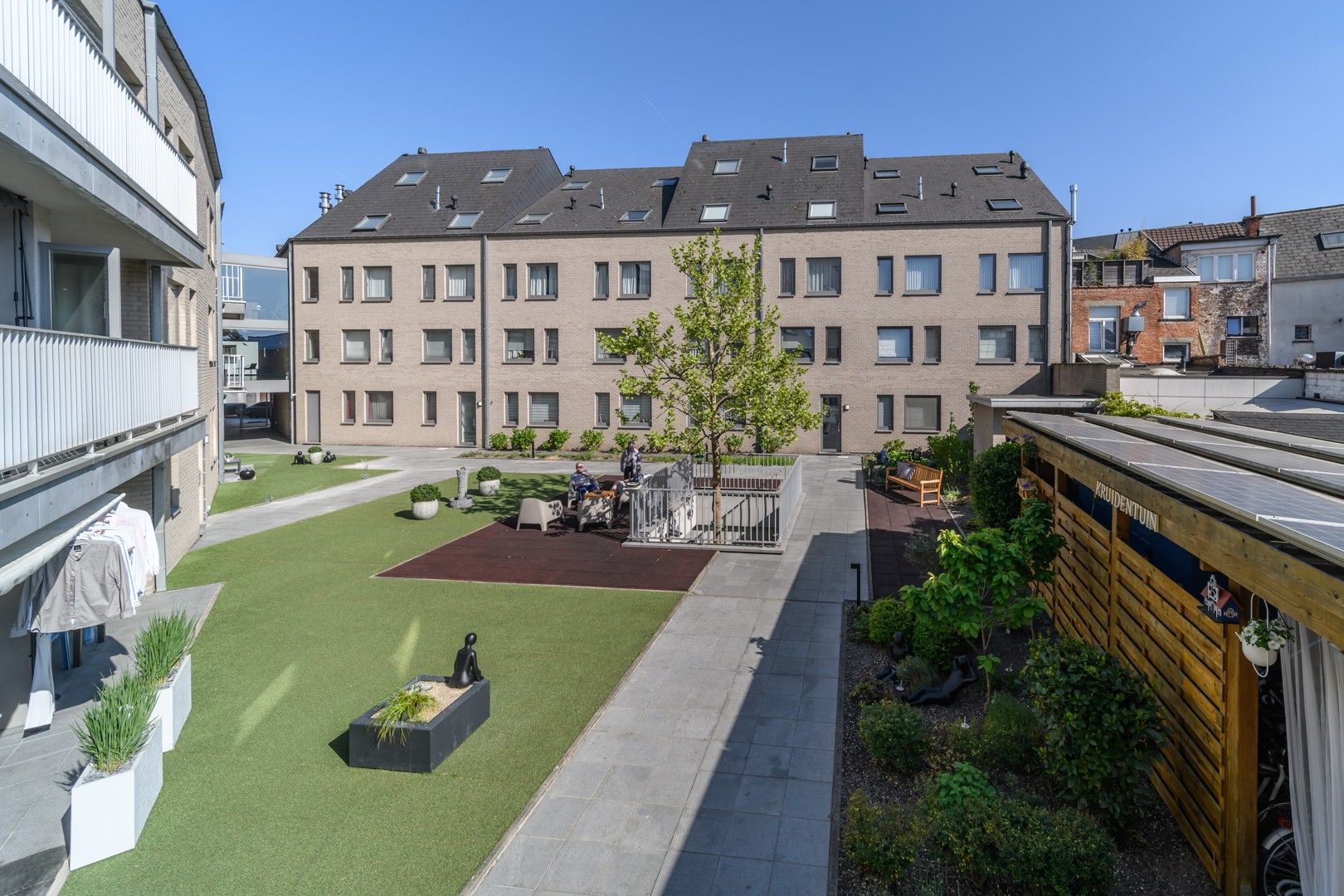 Centraal gelegen, recent 2 slaapkamer-appartement. foto 14