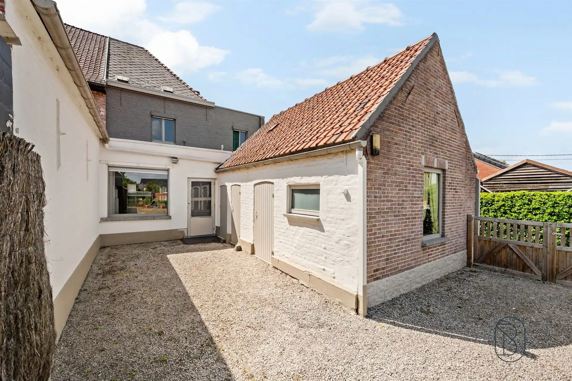 Ruime gezinswoning met 3 slpk, tuin en garage foto 3