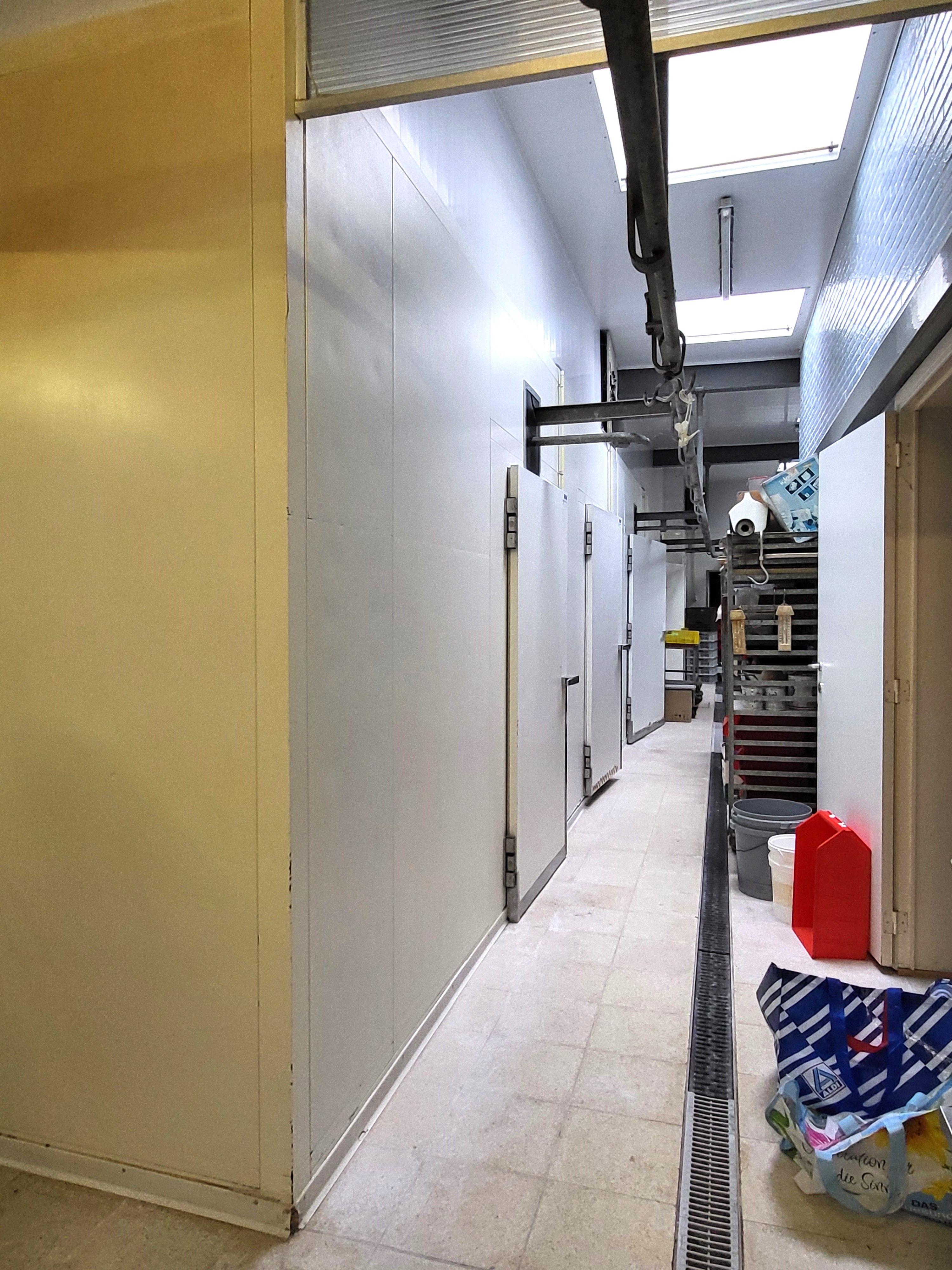 Dit veelzijdige pand met een grondoppervlakte van 240 m² combineert een ruime commerciële gelijkvloerse verdieping met een comfortabel appartement op de eerste verdieping. foto 21