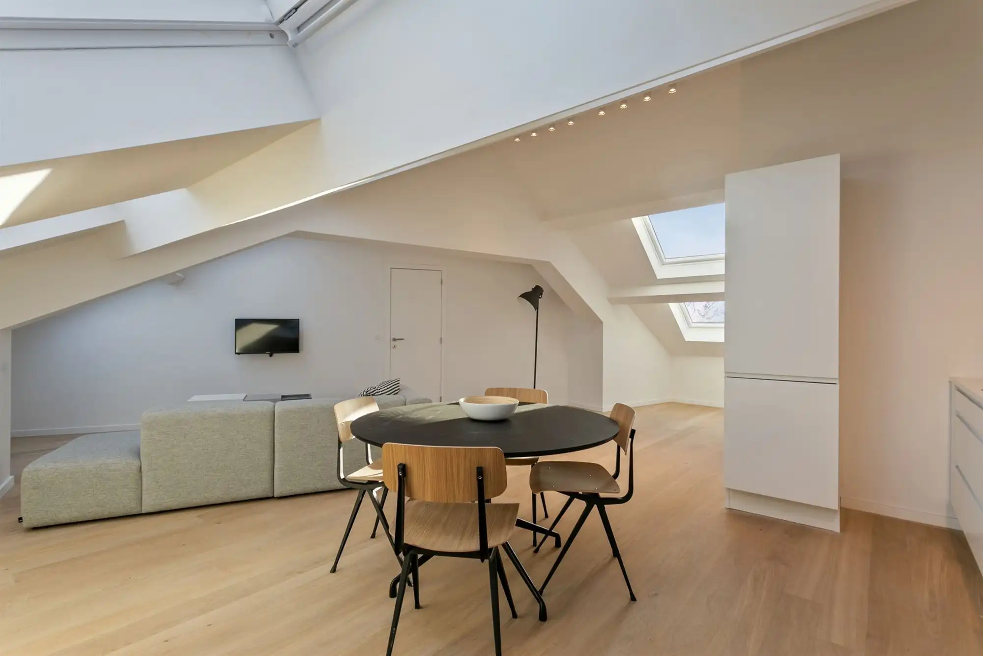 Ruim 2 slaapkamer appartement op toplocatie! foto 6