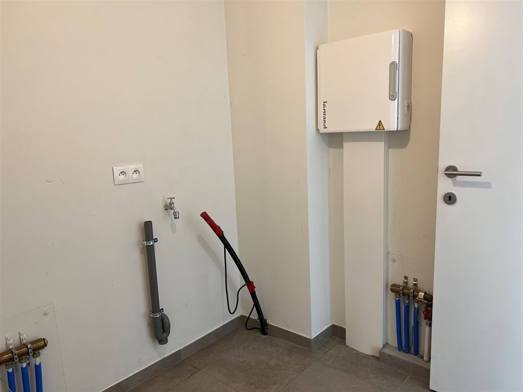 Instapklare woning in hedendaagse stijl in het centrum van Neeroeteren foto 13