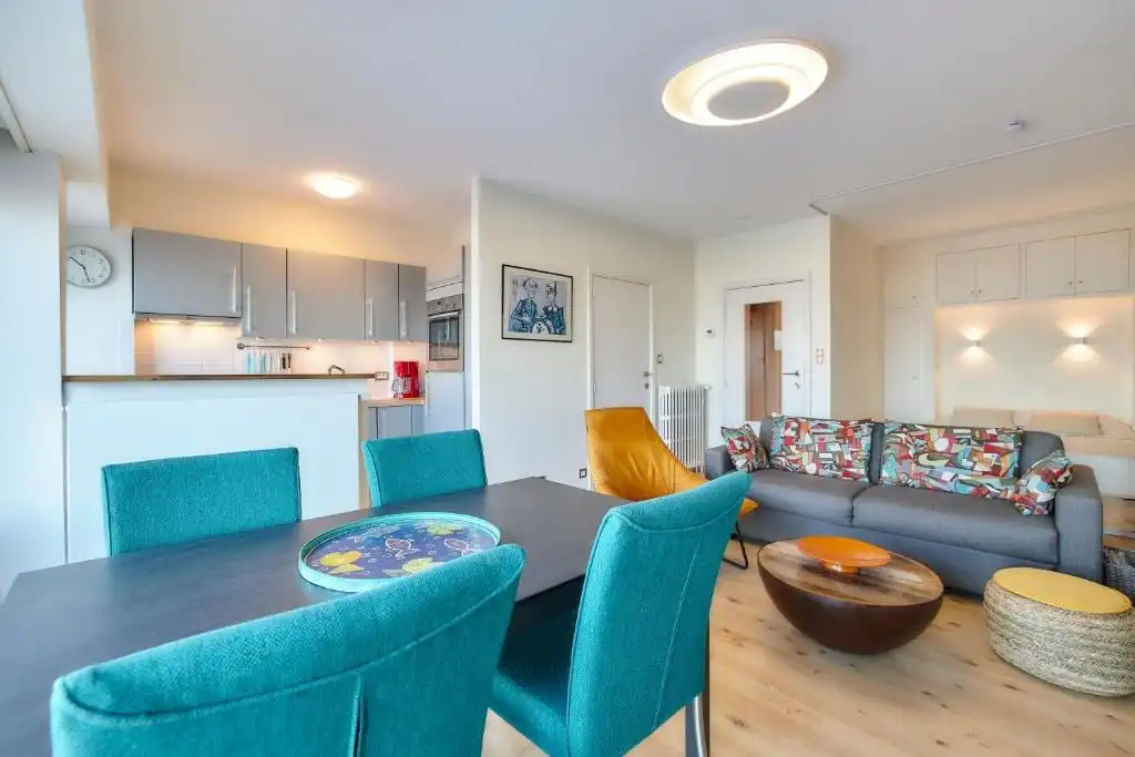 INSTAPKLARE STUDIO MET SCHITTEREND ZICHT OP ZEE  foto 7