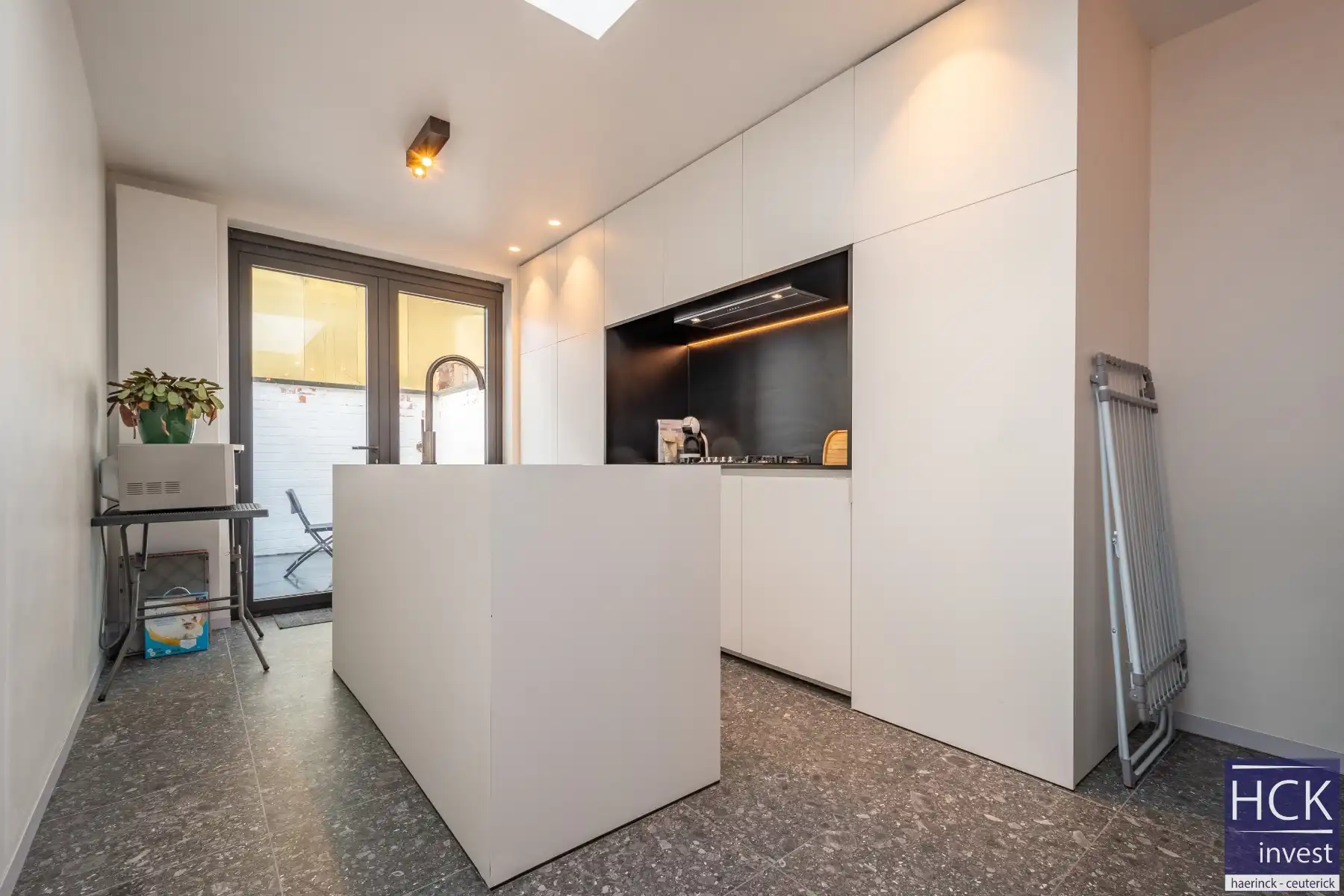 KORTRIJK - Instapklare woning met 2 SLPK. + bureau én stadskoer foto 5