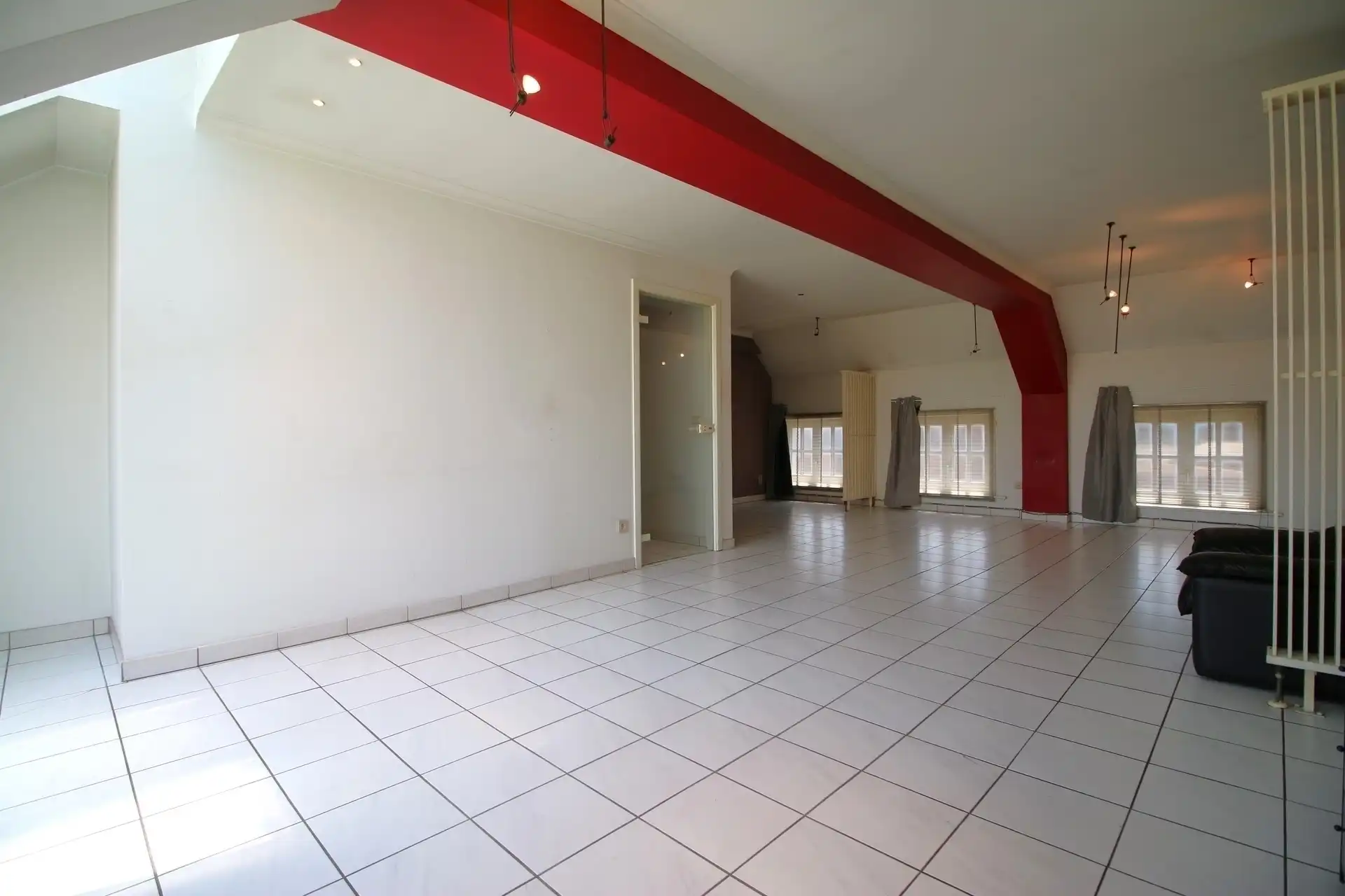 Ruim te renoveren handelspand met woning foto 27