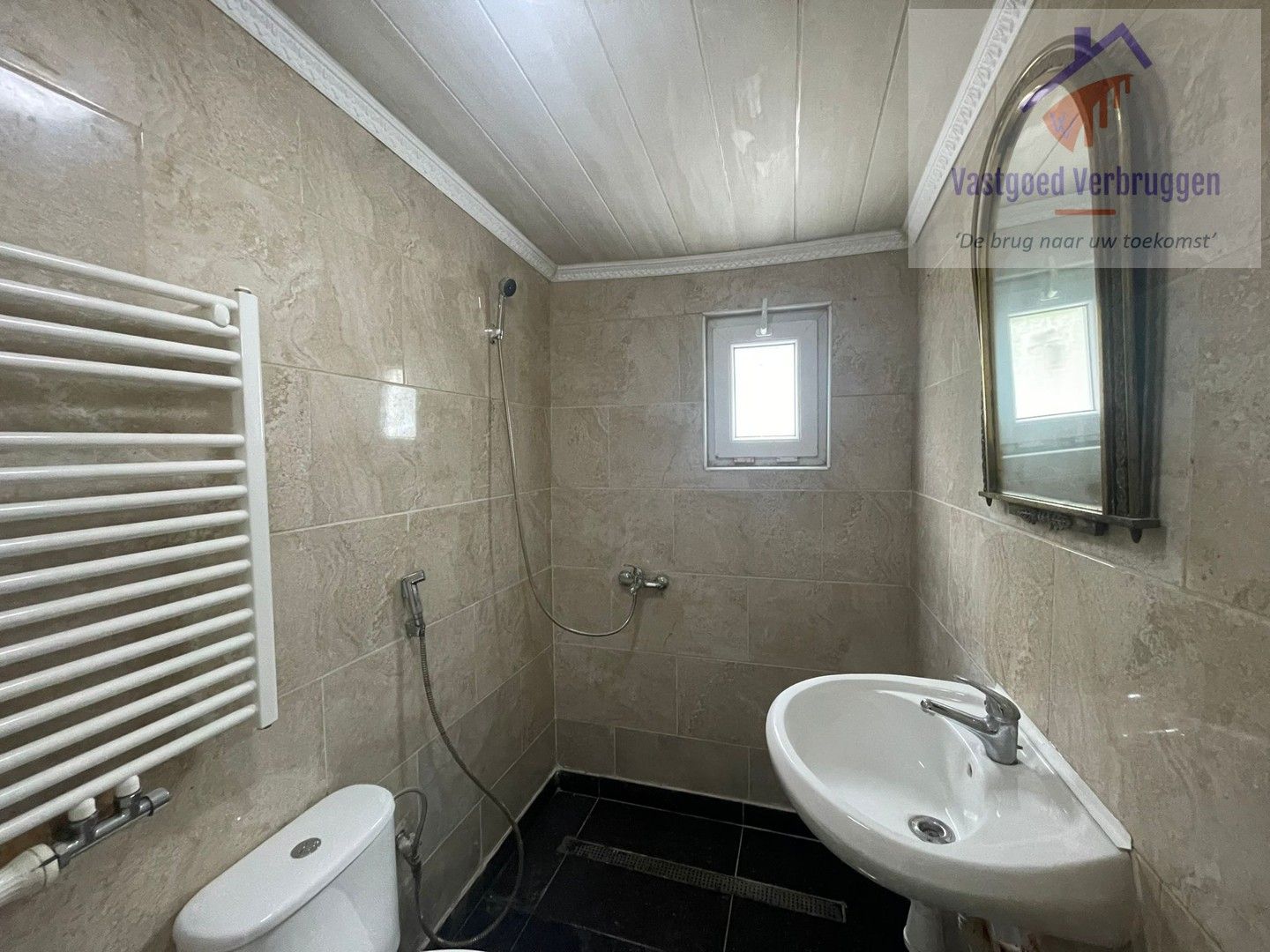 Centraal gelegen ruime woning met 5 slaapkamers, 2 badkamers en tuin! foto 6