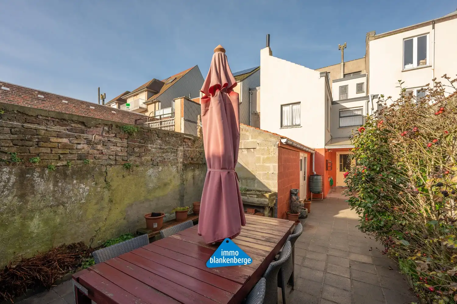 Grote gezinswoning met tuin en 7 slaapkamers nabij centrum en zee foto 4