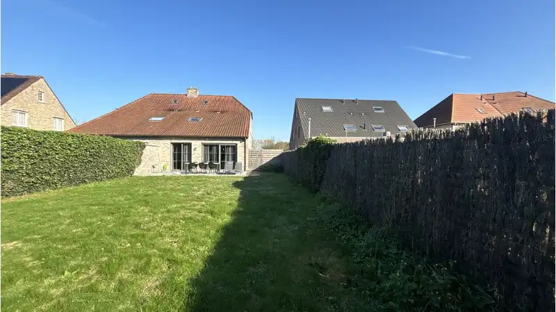 Halfopen villa-woning met Garage en Tuin te huur in Jabbeke foto 2