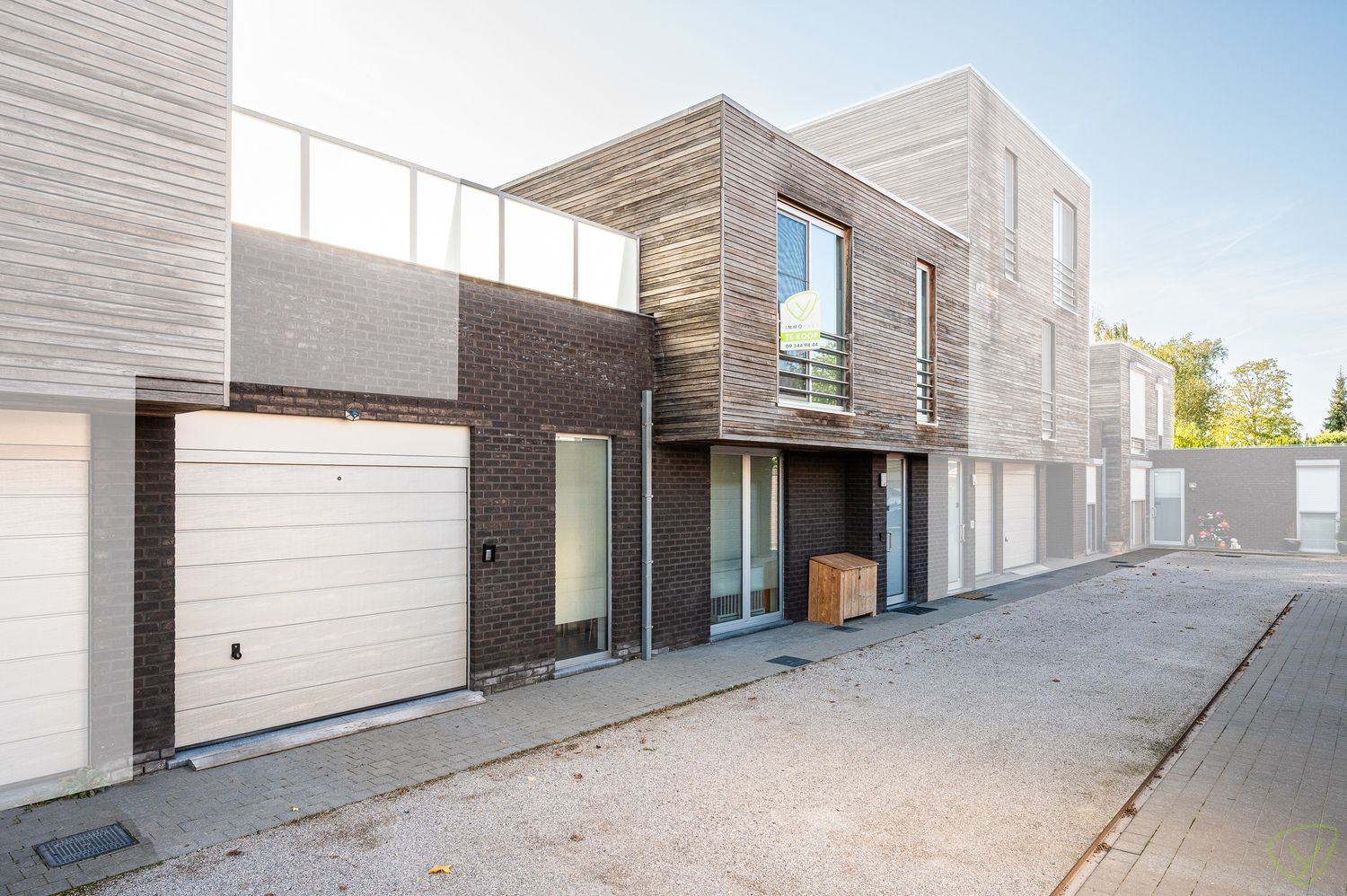 Instapklare woning met zonnige terrassen en garagebox foto {{pictureIndex}}