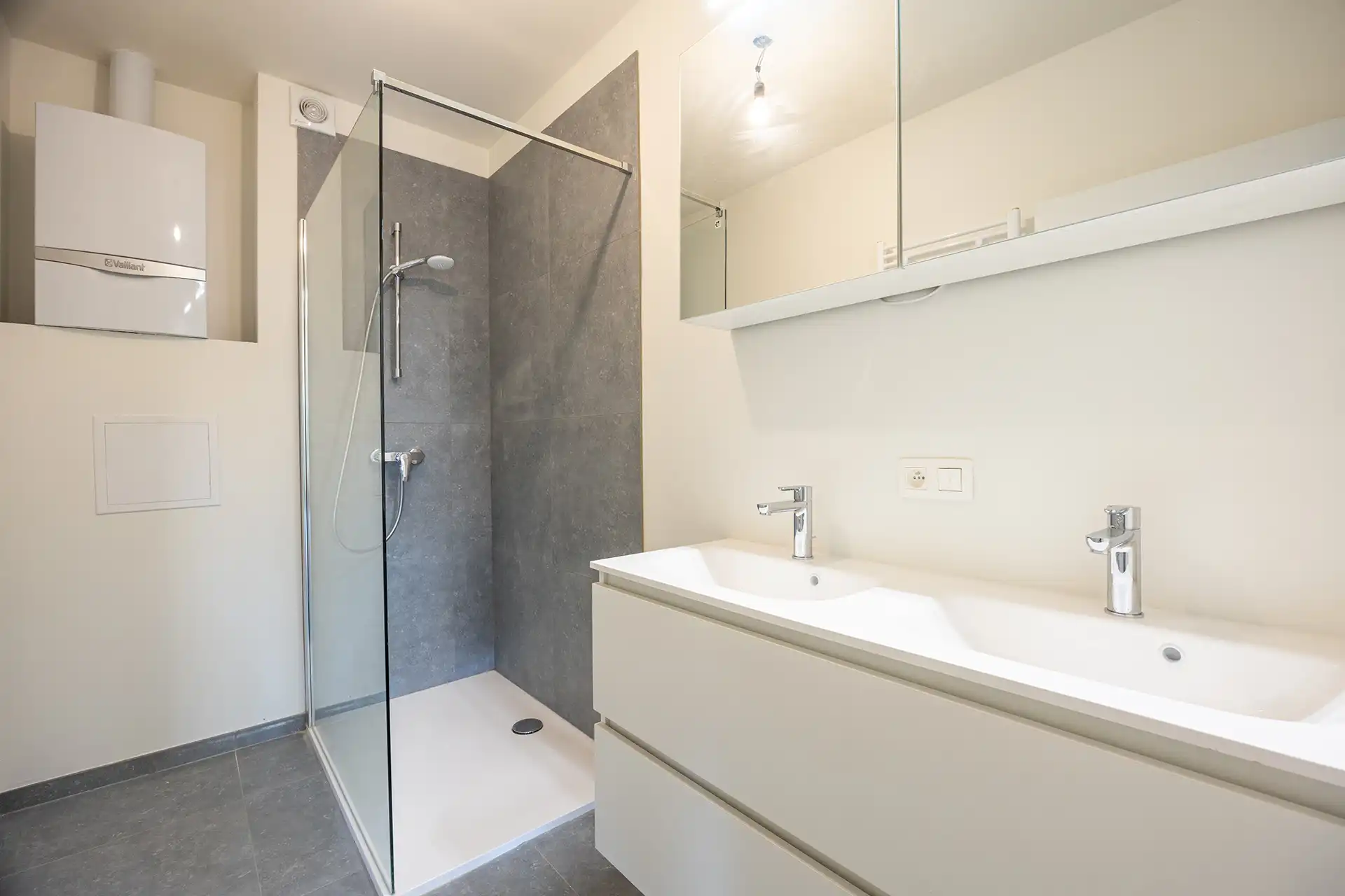 Lichtrijk gerenoveerd 2/3slpk-kamerappartement in Buizegem foto 8