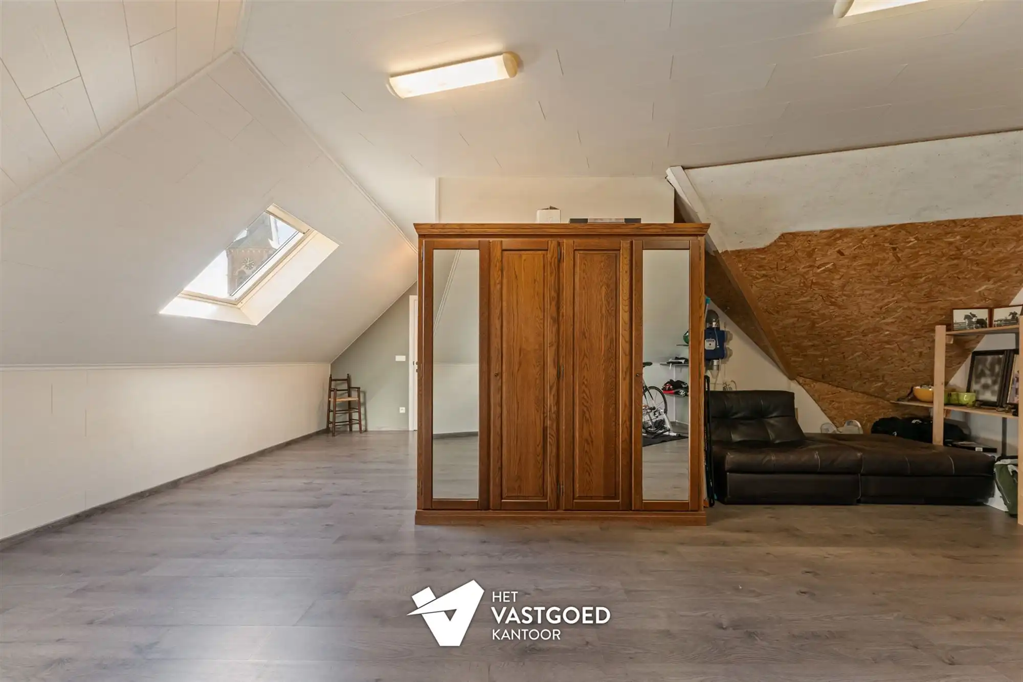 ZEER RUIM DUPLEX APPARTEMENT (158M²) MET 3 SLAAPKAMERS EN ONDERGRONDSE STAANPLAATS MET BERGING TE TESSENDERLO foto 21