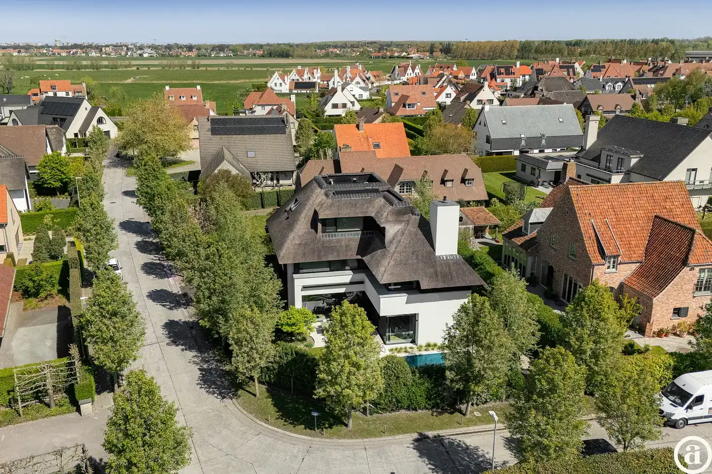 Exclusieve villa met zwembad en prachtige tuin in Knokke. foto {{pictureIndex}}