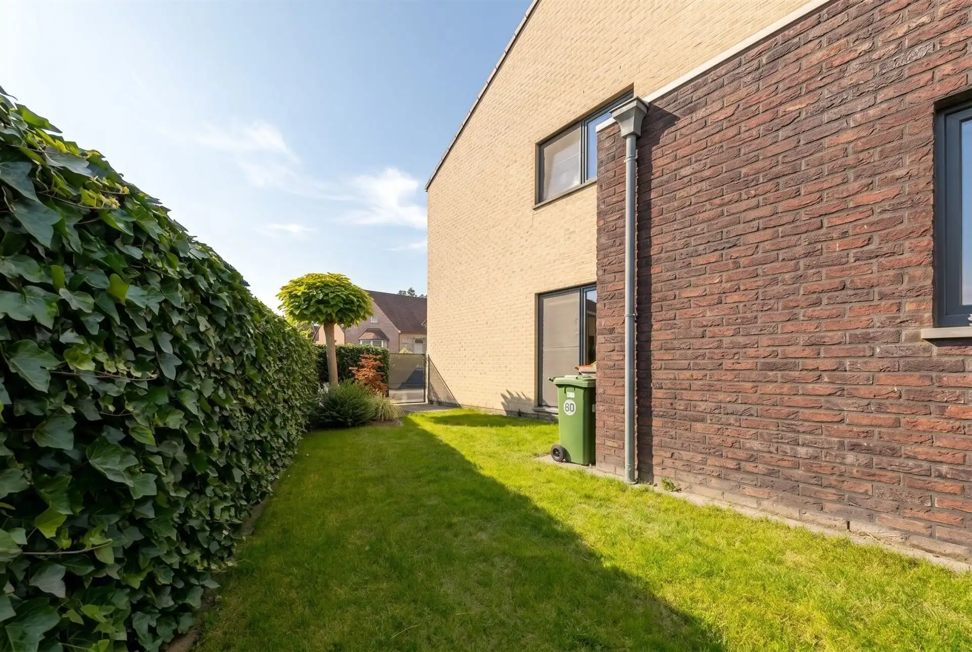 Instapklare halfopen woning met 3 slaapkamers en zwembad te Bilzen foto 28