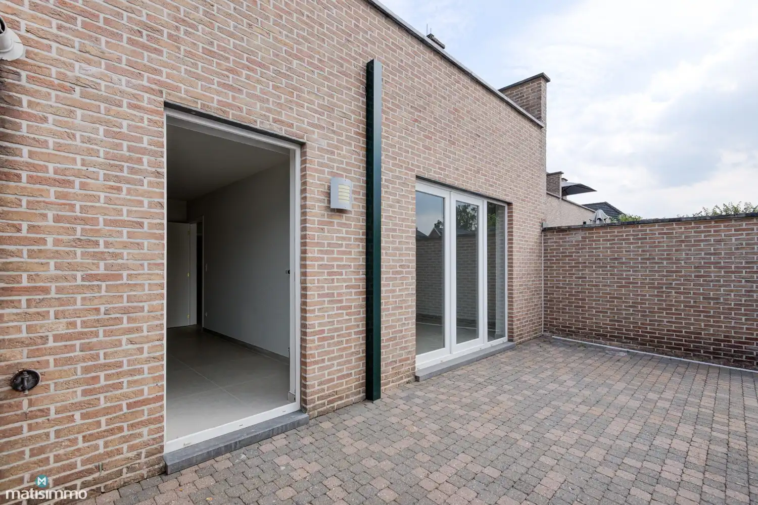 INSTAPKLAAR GELIJKVLOERS APPARTEMENT MET 2 SLAAPKAMERS, BERGING EN AUTOSTAANPLAATS NABIJ HET CENTRUM VAN BILZEN foto 14