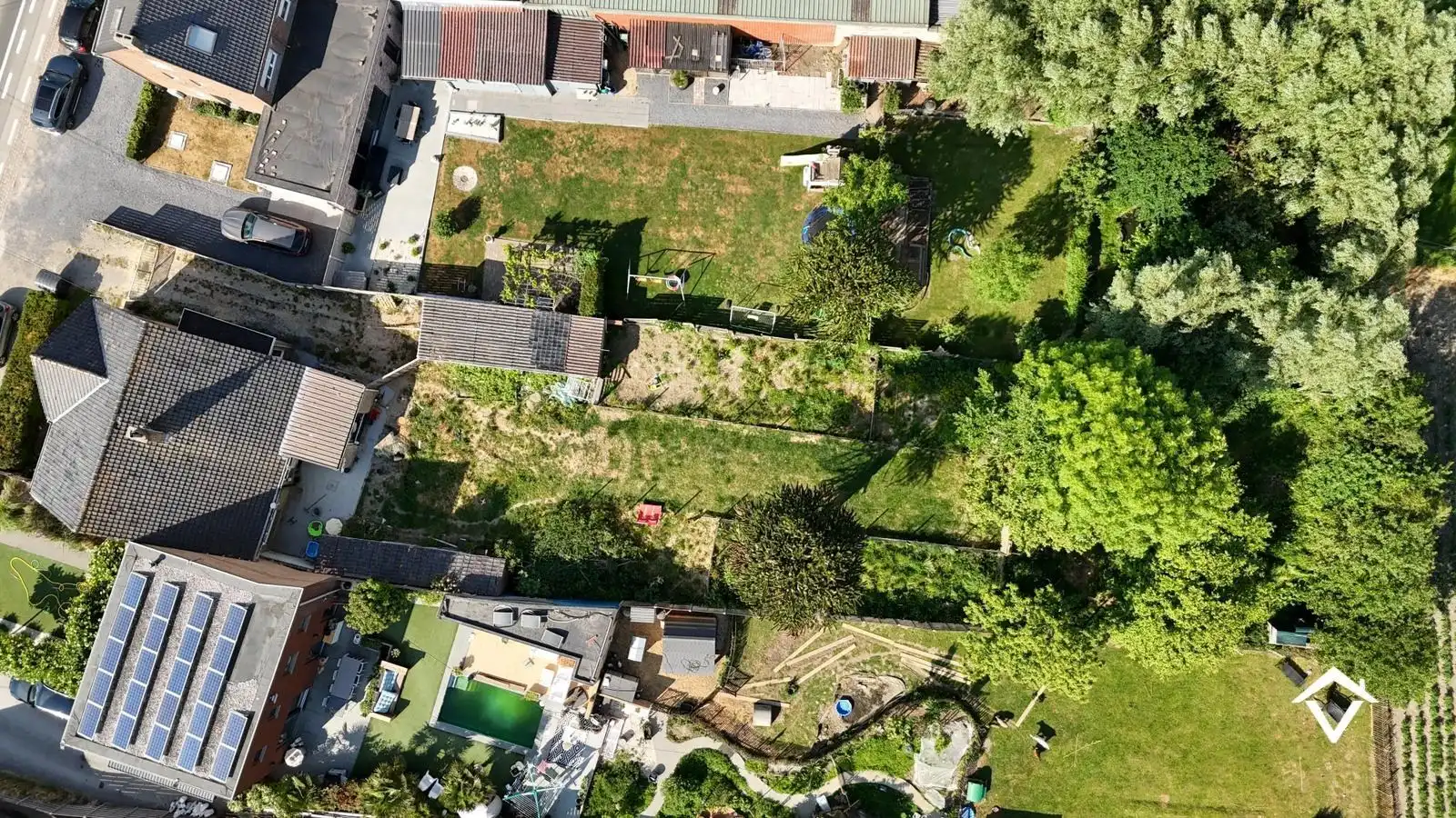 Ruime gezinswoning op perceel van 1126 m²  - tal van mogelijkheden! foto 2