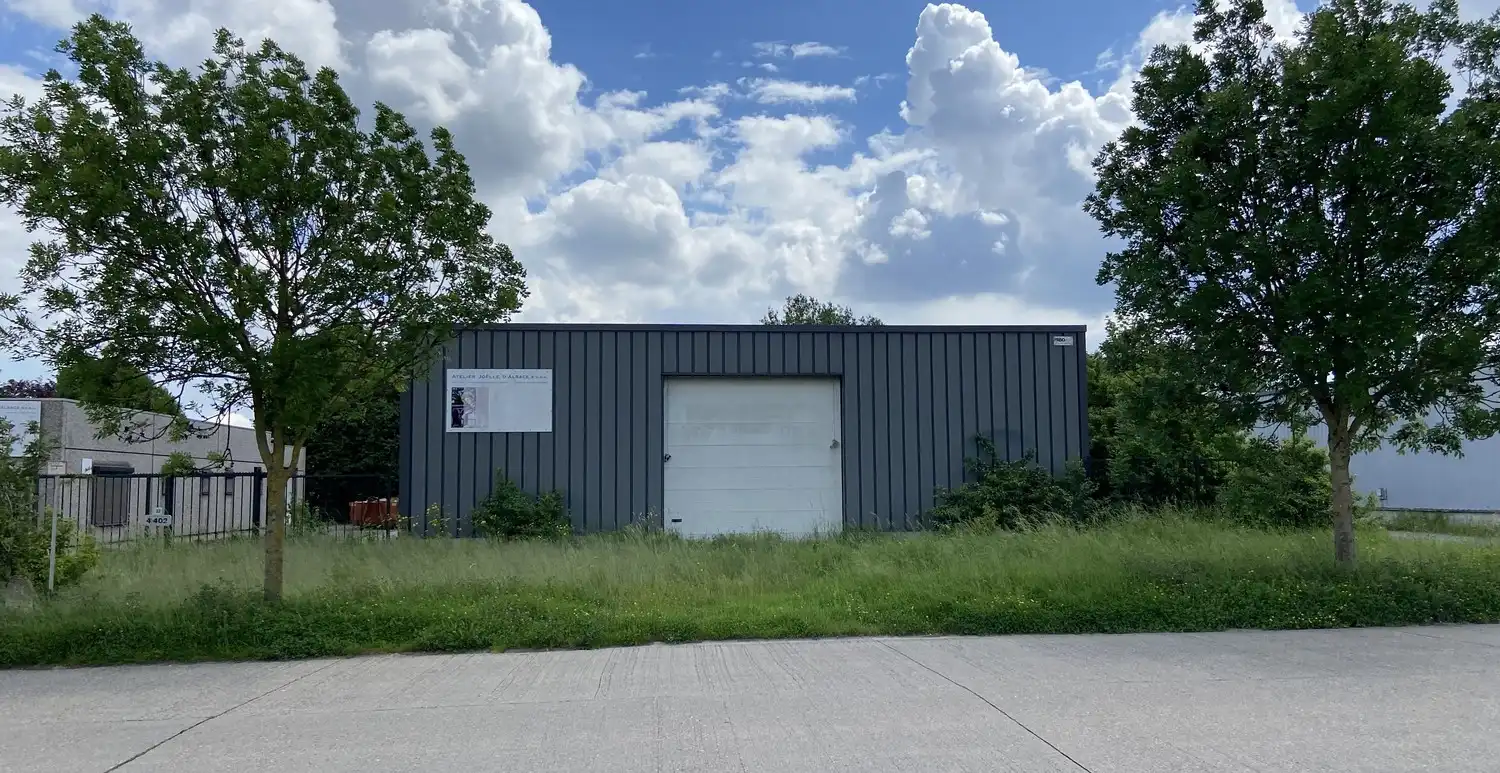 Te huur: veelzijdige bedrijfshal/magazijn op industrieterrein in Lanaken foto {{pictureIndex}}