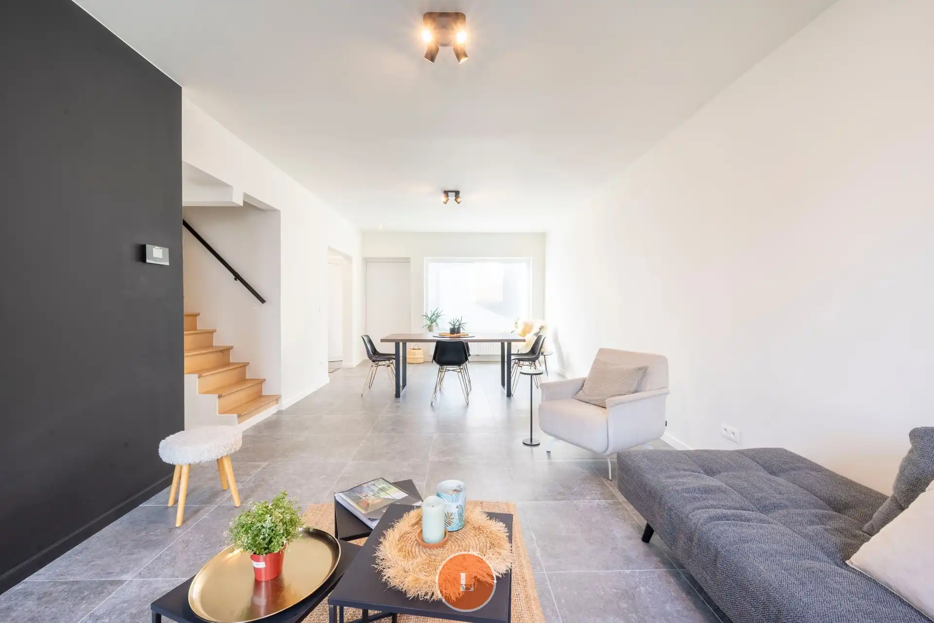 Instapklare totaal gerenoveerde woning met 5 ruime slaapkamers, EPC A, tuin en garage foto {{pictureIndex}}