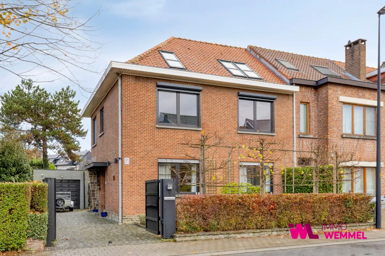 Instapklare gekoppelde woning in het centrum van Wemmel  foto {{pictureIndex}}