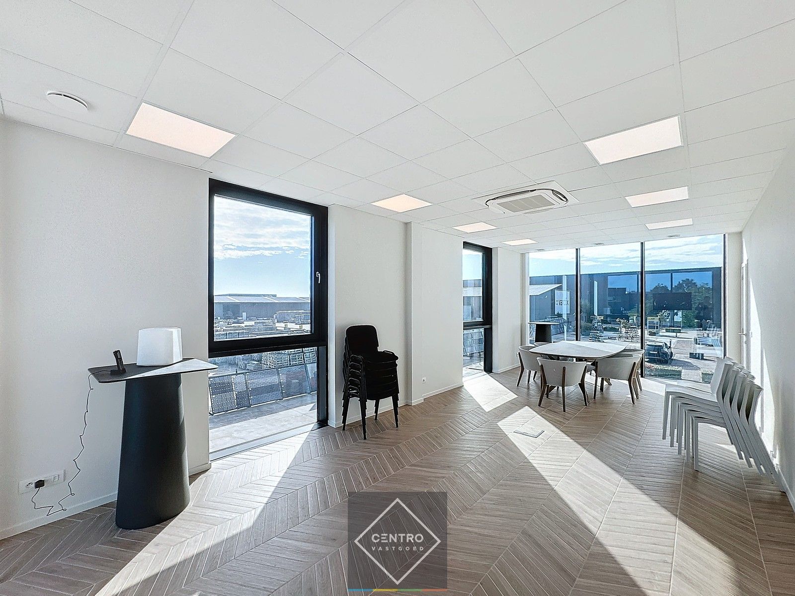 Splinternieuwe (° 2023) PLUG & PLAY kantoorruimte (38m²) met alle randaccommodatie te Oostende (naast de afrit "Zandvoorde". foto 2