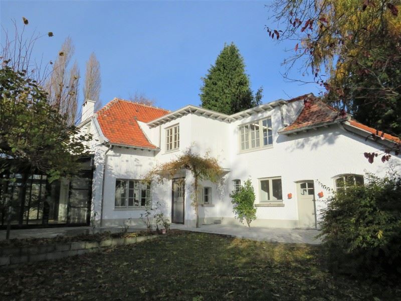 Villa met zonnige tuin in een rustige buurt foto {{pictureIndex}}