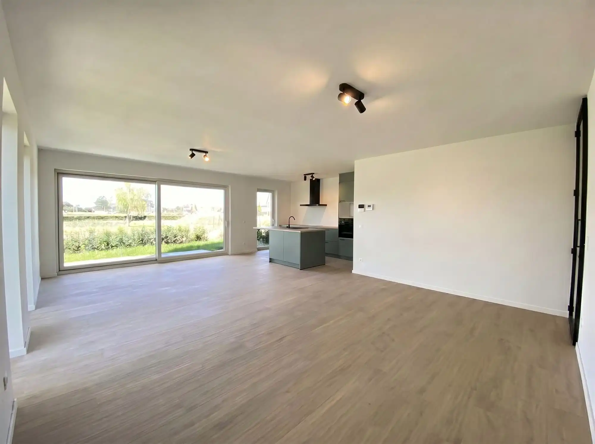 Gelijkvloers nieuwbouwappartement met garage en berging foto 4