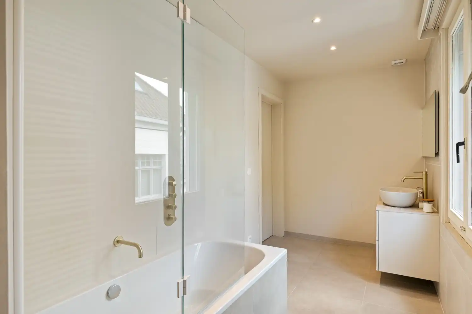 Instapklare woning met 4 slpkrs in hartje Edegem foto 16