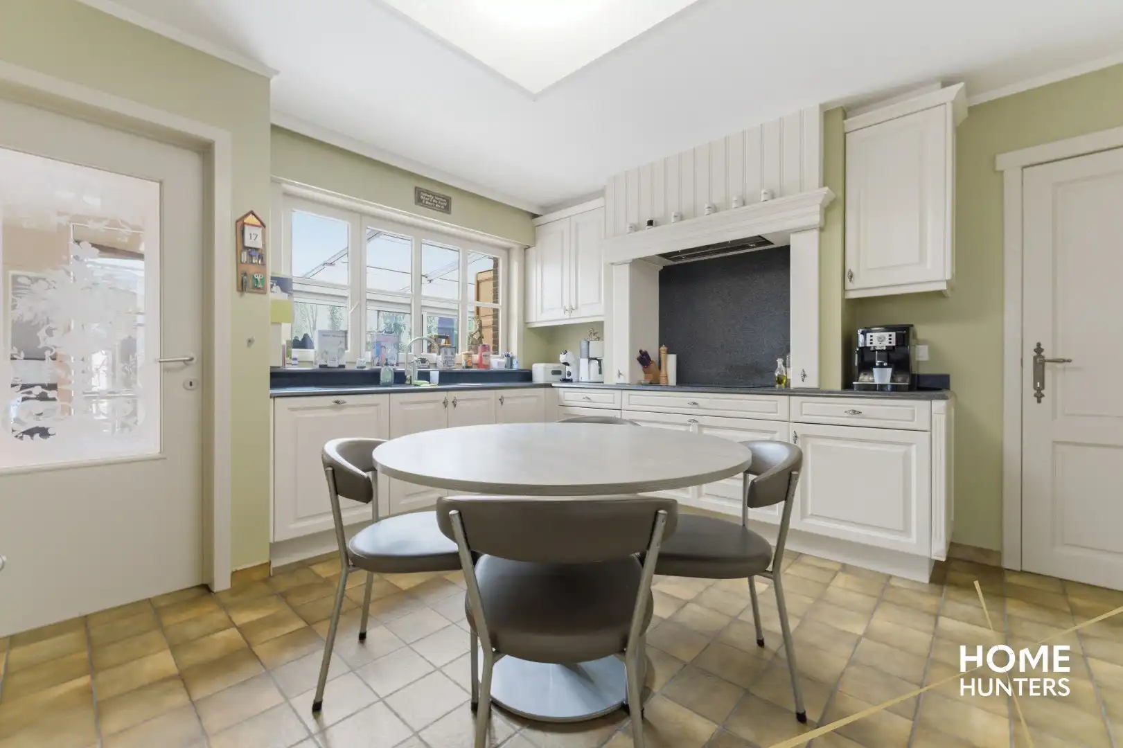 Instapklare villa met 5 slaapkamers, een ruime garage en een prachtige tuin te Dikkebus foto 10