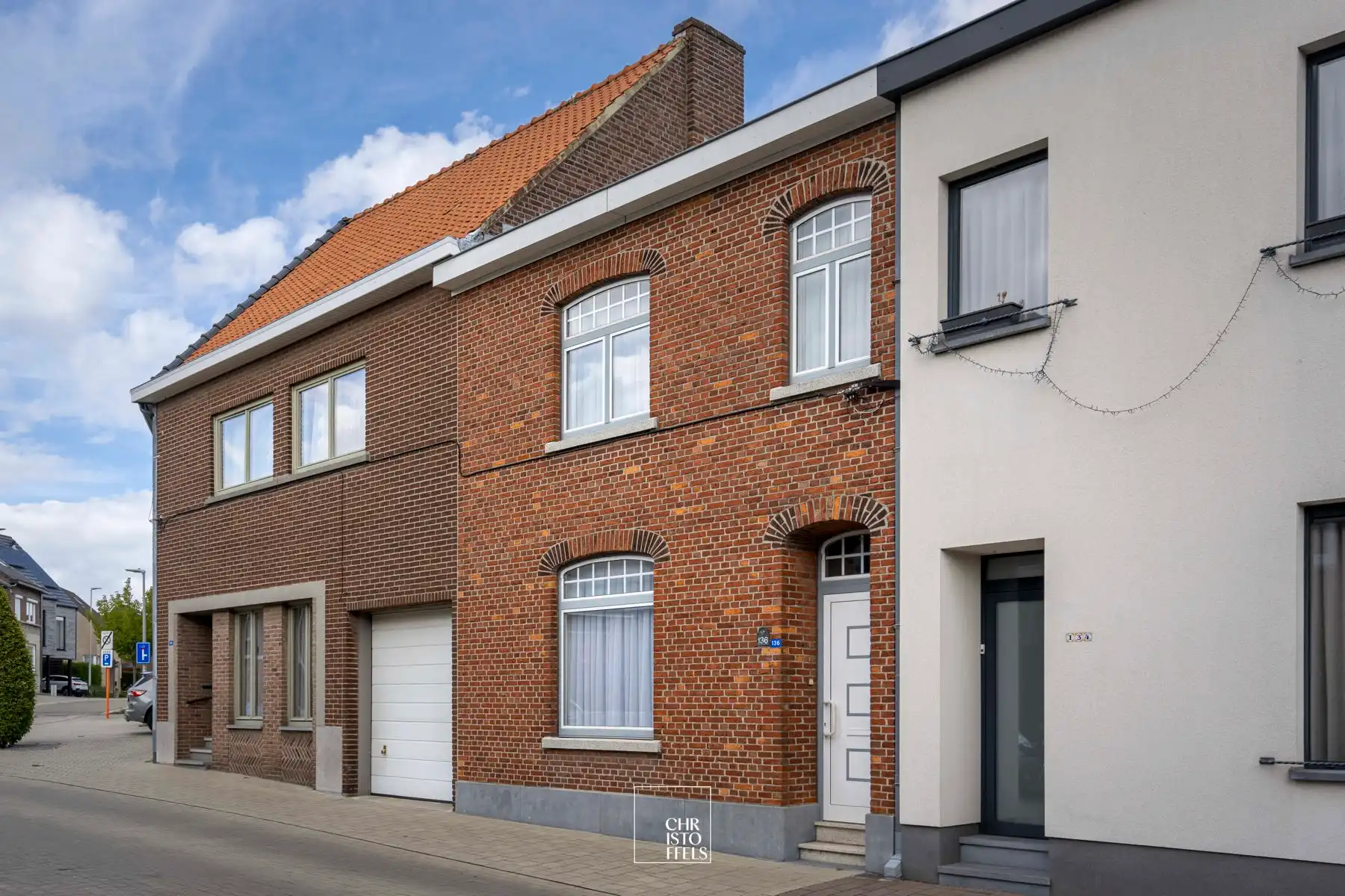 Hoofdfoto van de publicatie: Te renoveren woning met garage nabij Lanaken-centrum!