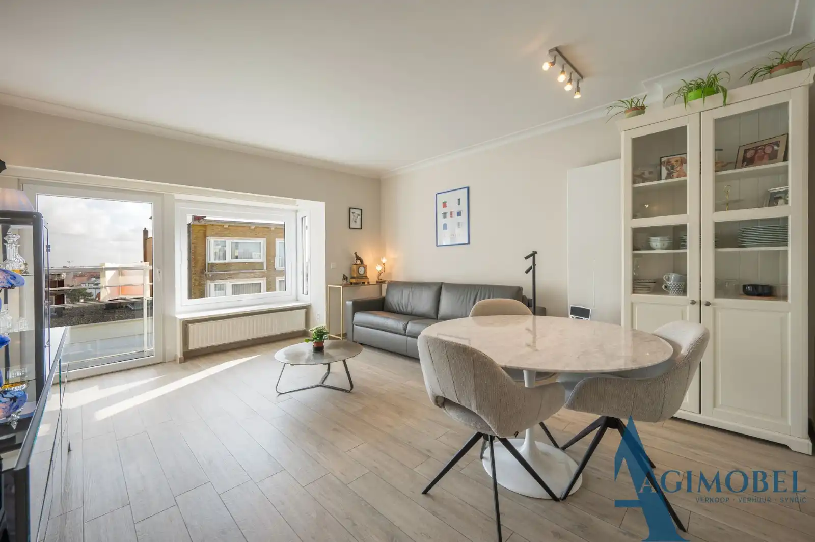 Instapklaar appartement met 3 slaapkamers op toplocatie in Duinbergen, vlakbij de Zeedijk. foto {{pictureIndex}}