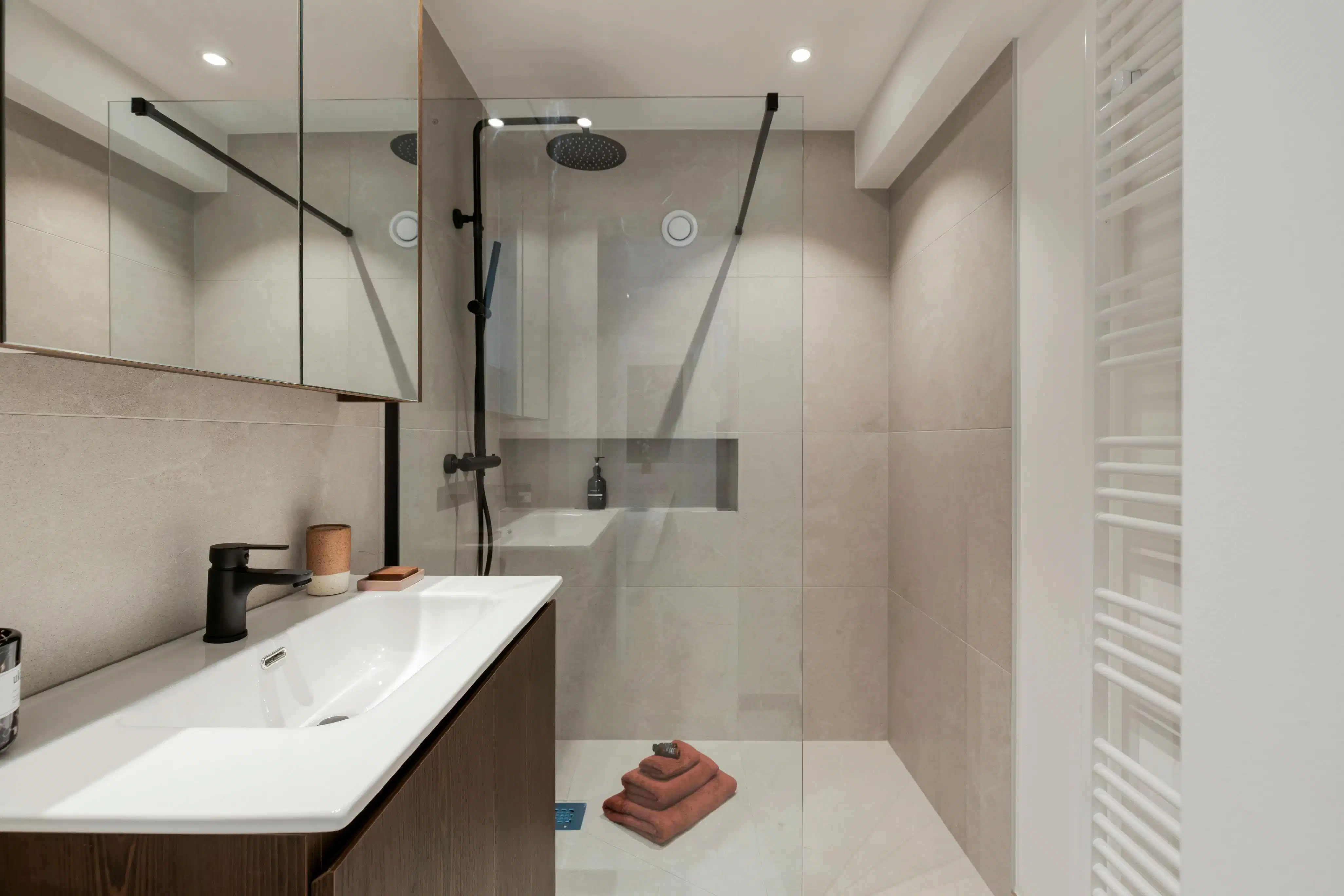 Gerenoveerd appartement met 2 slaapkamers te koop in Heist foto 11