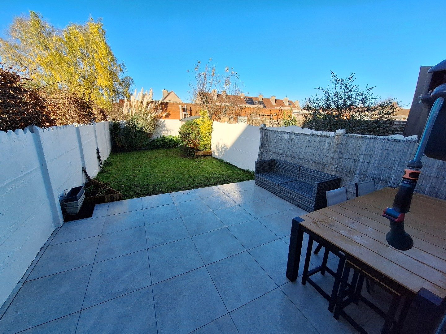 Gerenoveerde instapklare woning met terras en tuin foto 13