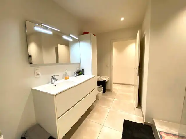 Recent ideaal gelegen volledig gerenoveerd appartement HARTJE Geel 2 slpk, met autostaanplaats foto 12