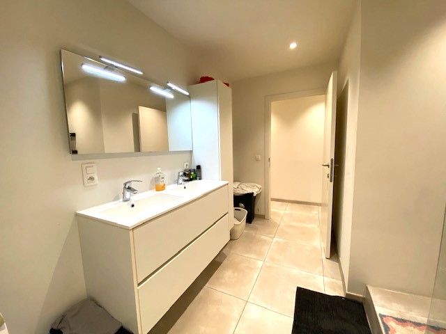 Recent ideaal gelegen volledig gerenoveerd appartement HARTJE Geel 2 slpk, met autostaanplaats foto 12