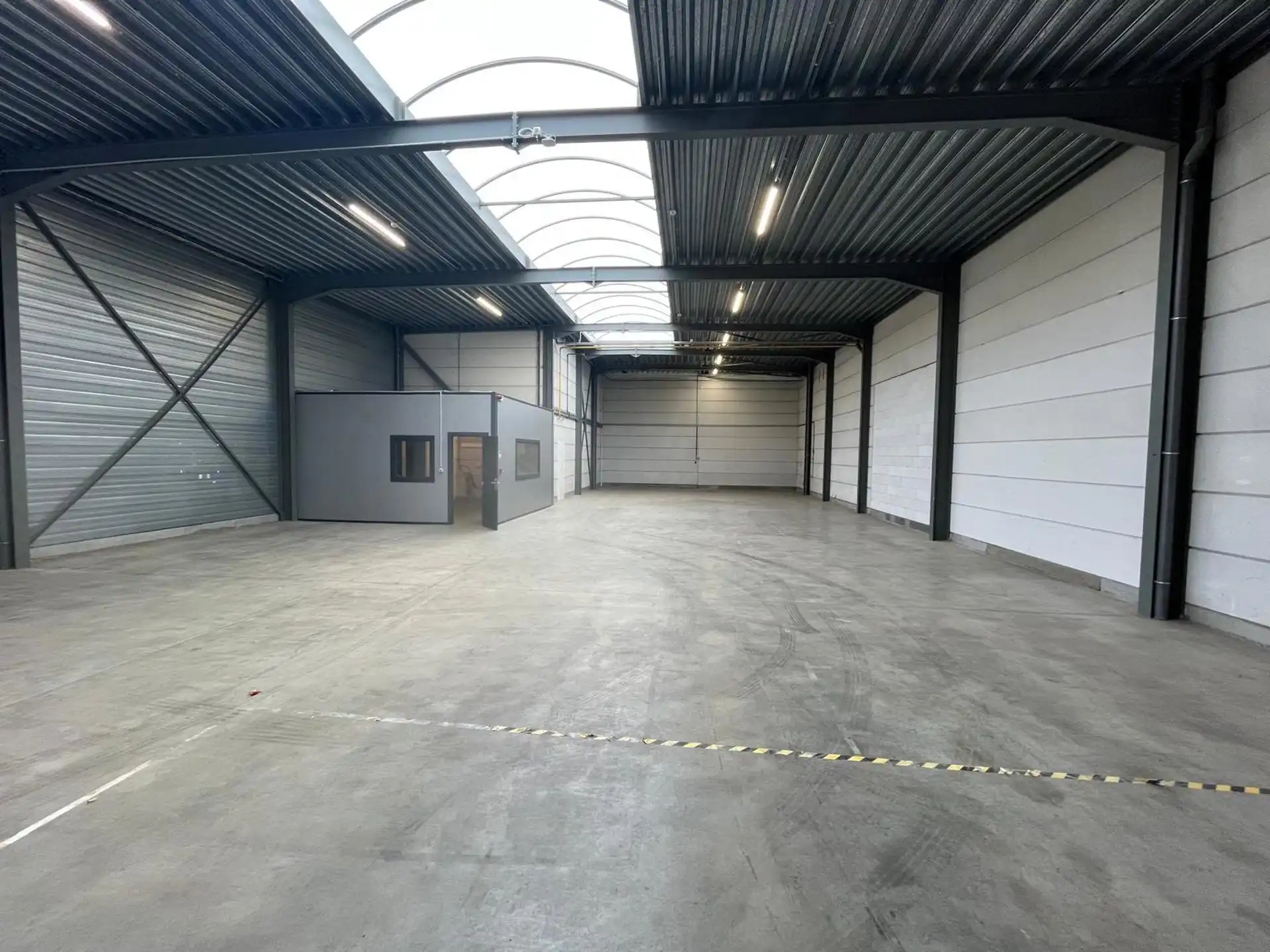 KMO-unit te huur van 399 m² te Borgerhout foto {{pictureIndex}}