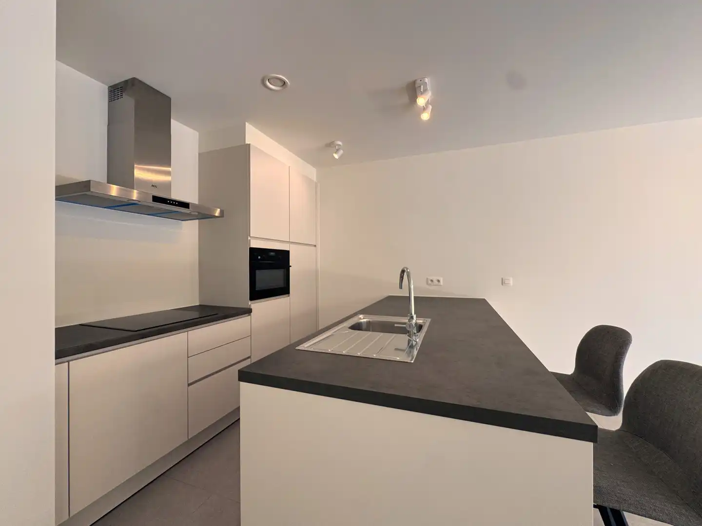 Prachtig nieuwbouwappartement met groot terras en tuin! (prijs inclusief garagebox en syndickosten) foto 5