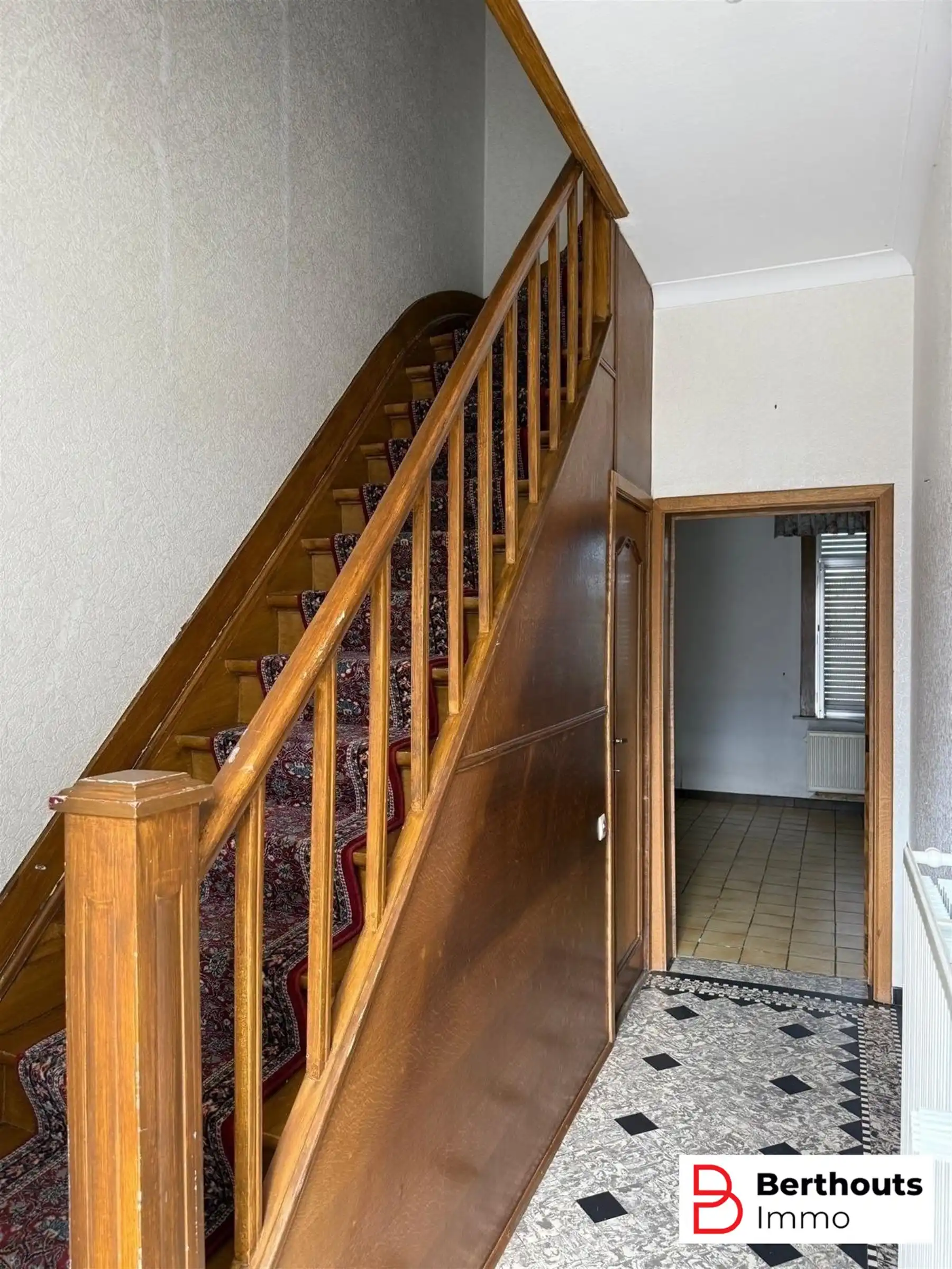 VOLLEDIG TE RENOVEREN  WONING MET PRACHTIGE TUIN OP 11 ARE  foto 3