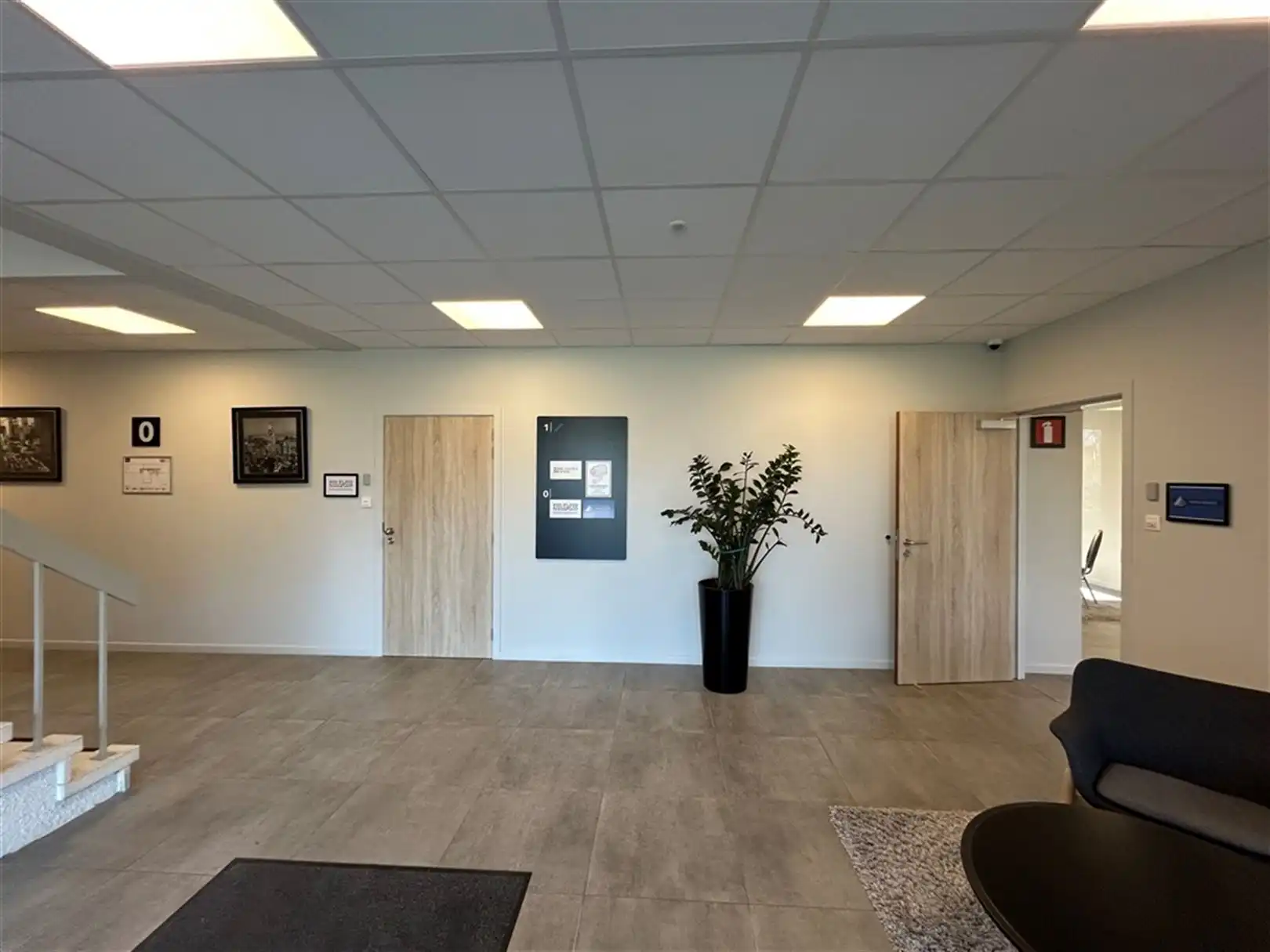 Multifunctioneel kantoorgebouw met veel parking te Houthalen foto 3