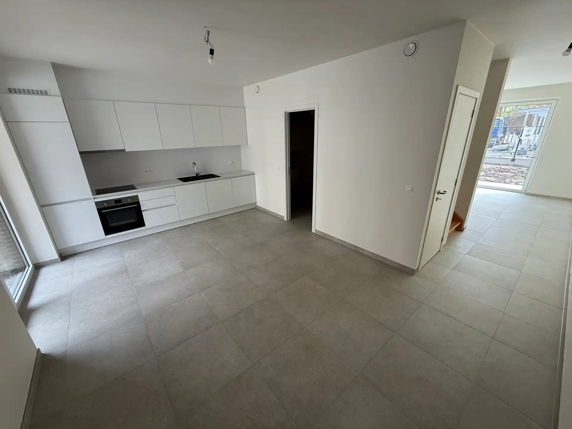 Nieuwbouwwoning met 3 slaapkamers, tuin en carport foto 3