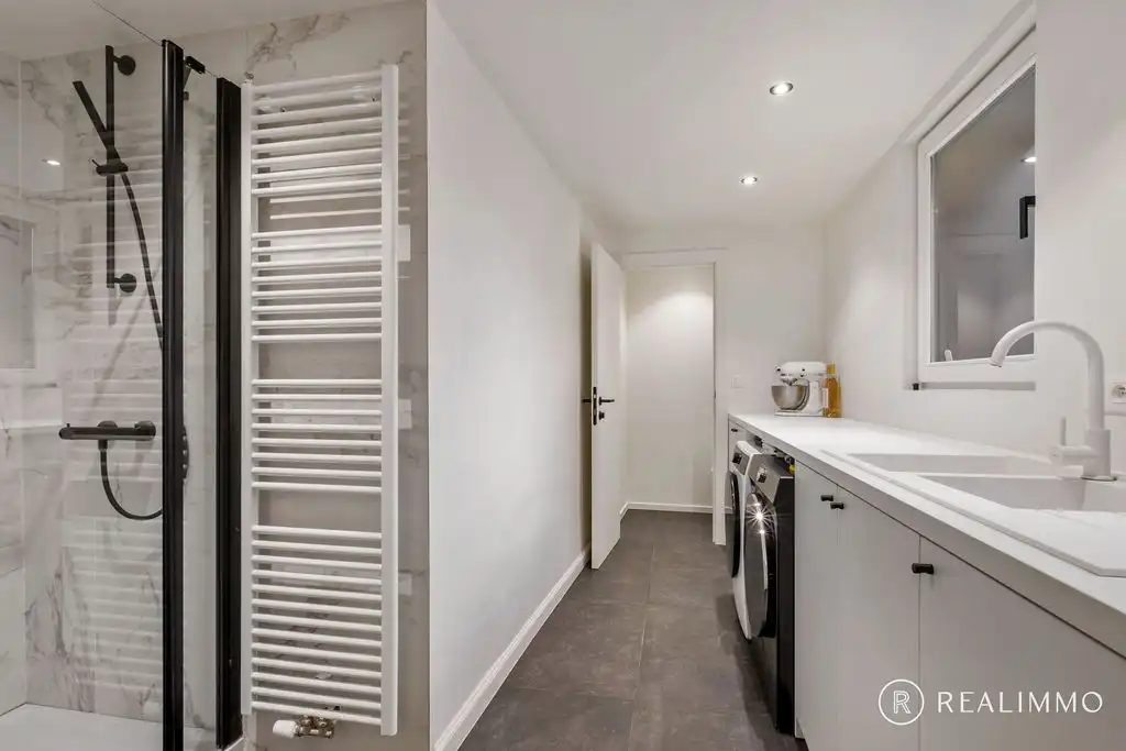 Stijlvol gerenoveerde woning met 4 slaapkamers foto 9