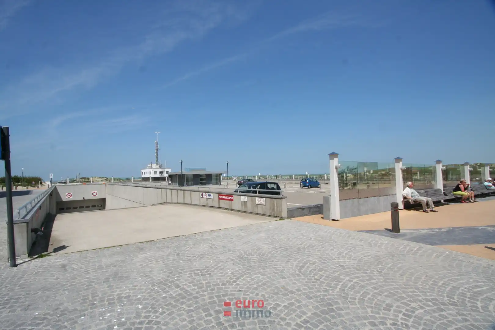 Goed gelegen en zéér vlot inrijdbare garagebox! foto 6