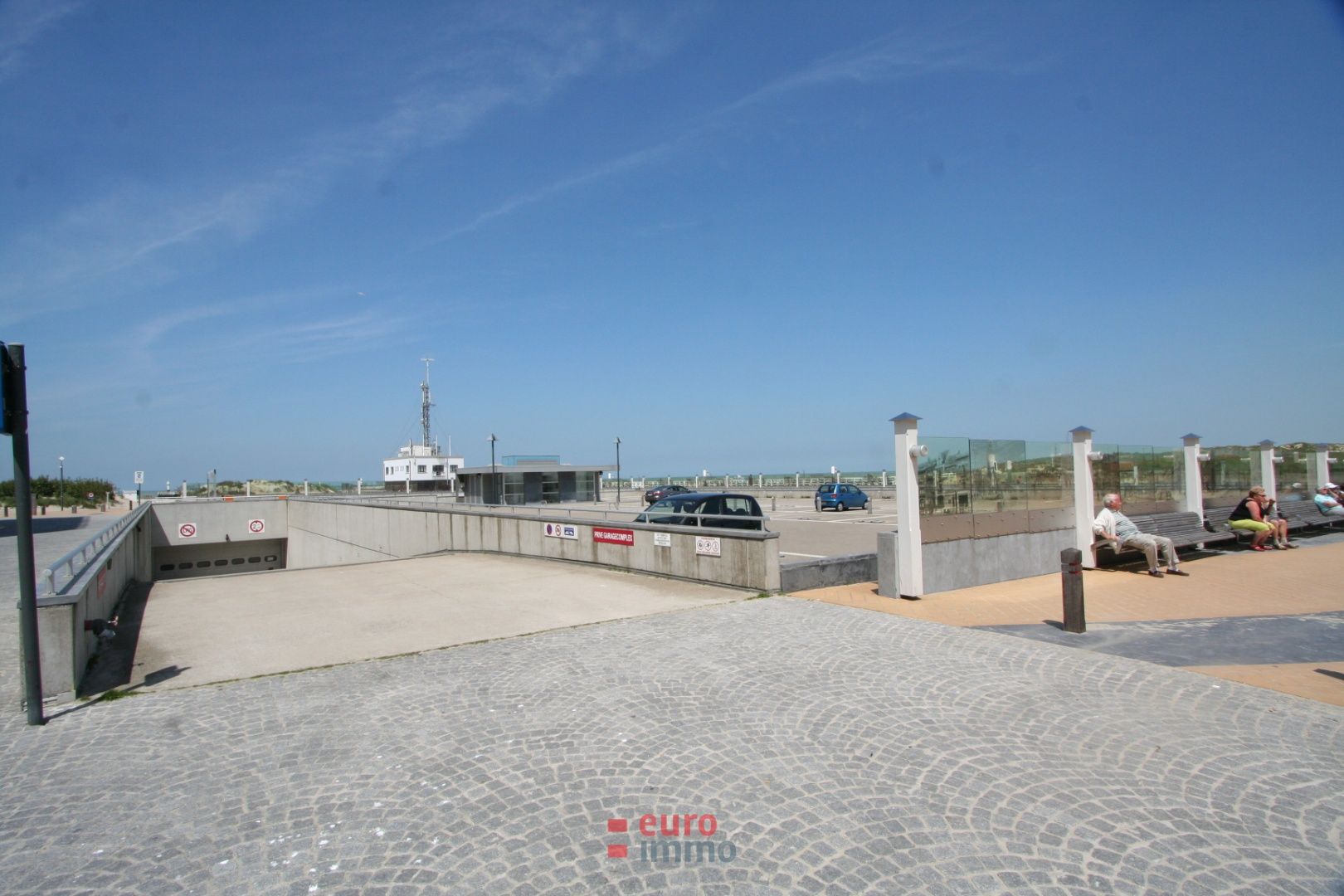 Goed gelegen en zéér vlot inrijdbare garagebox! foto 6